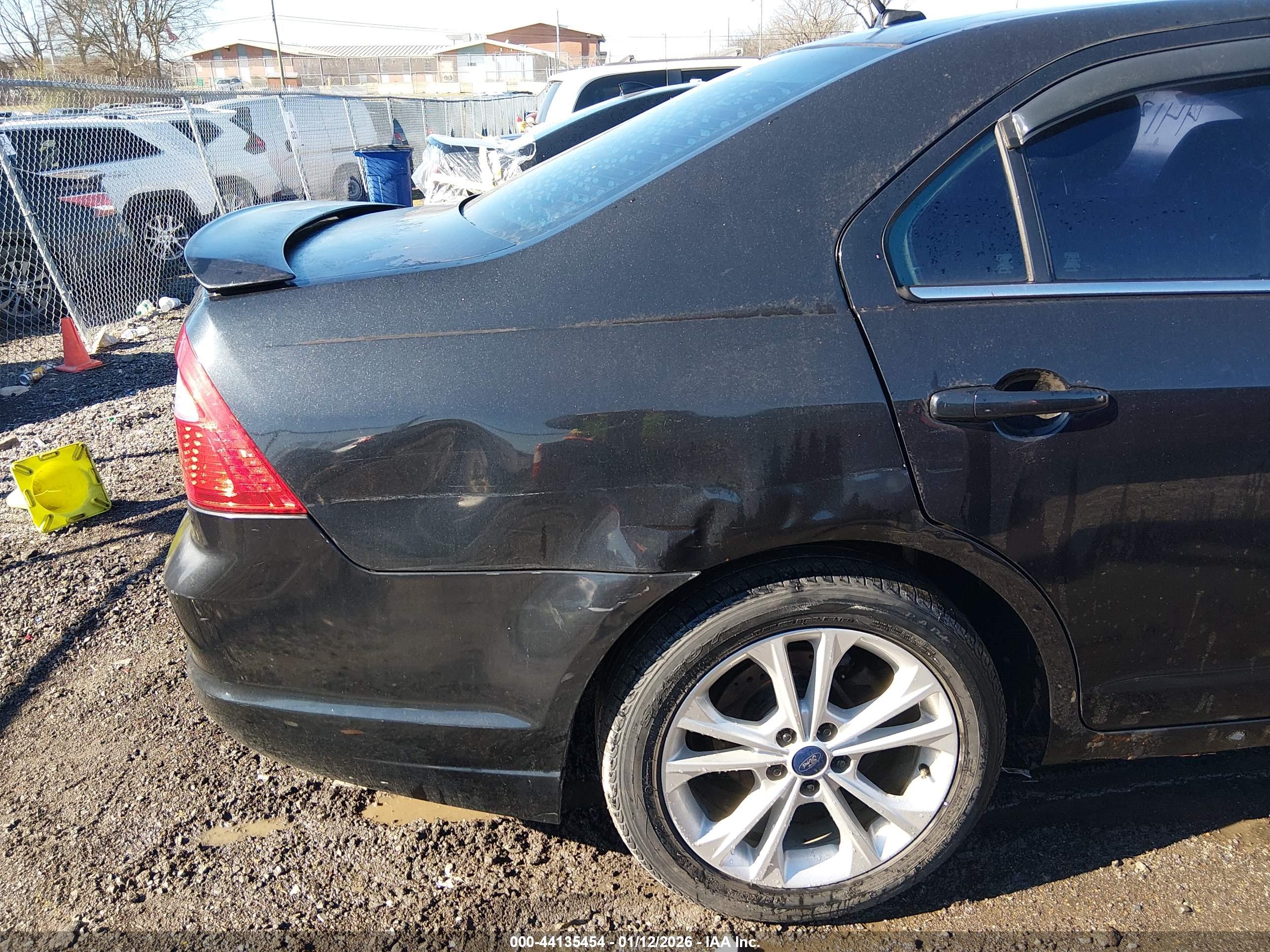 FORD FUSION image 6