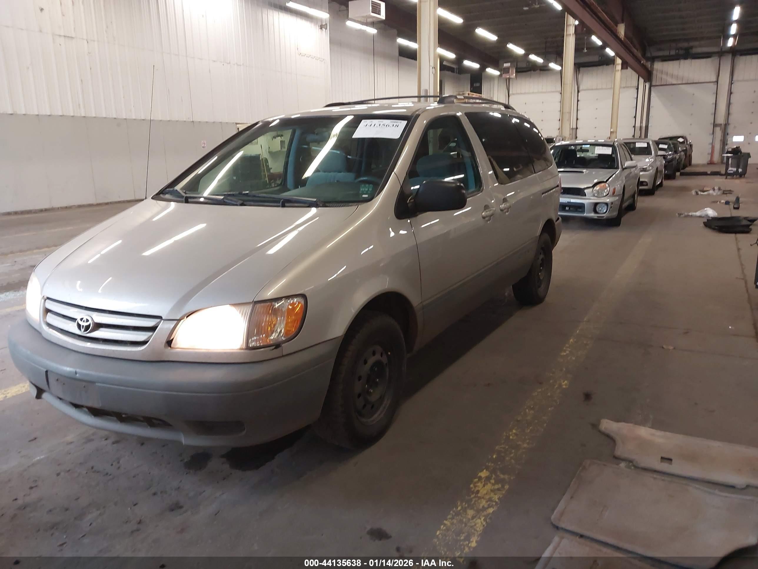 TOYOTA SIENNA image 2