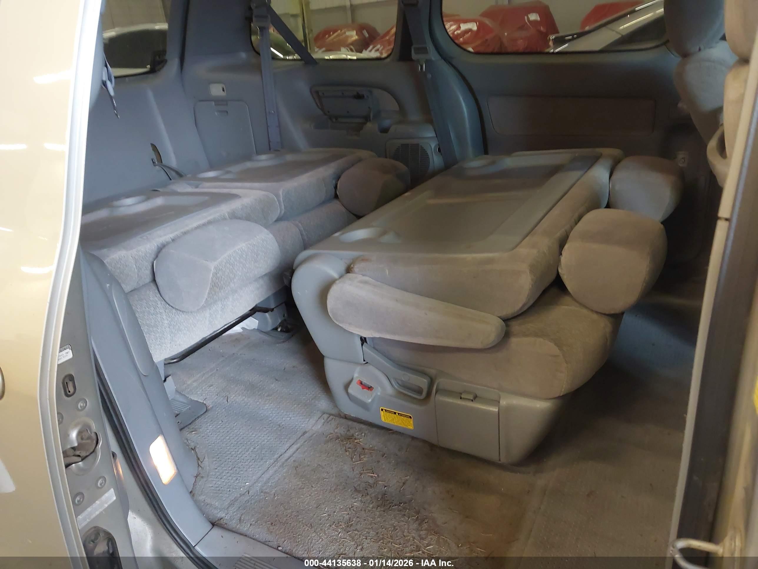 TOYOTA SIENNA image 8