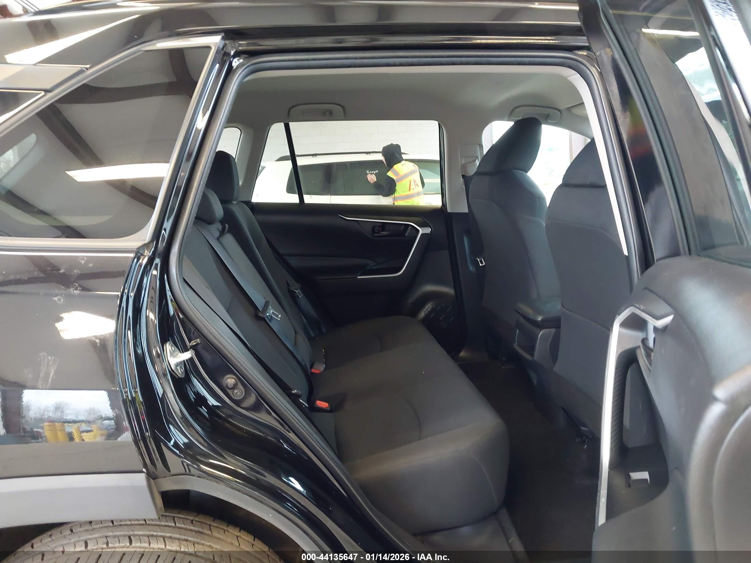 TOYOTA RAV4 image 8