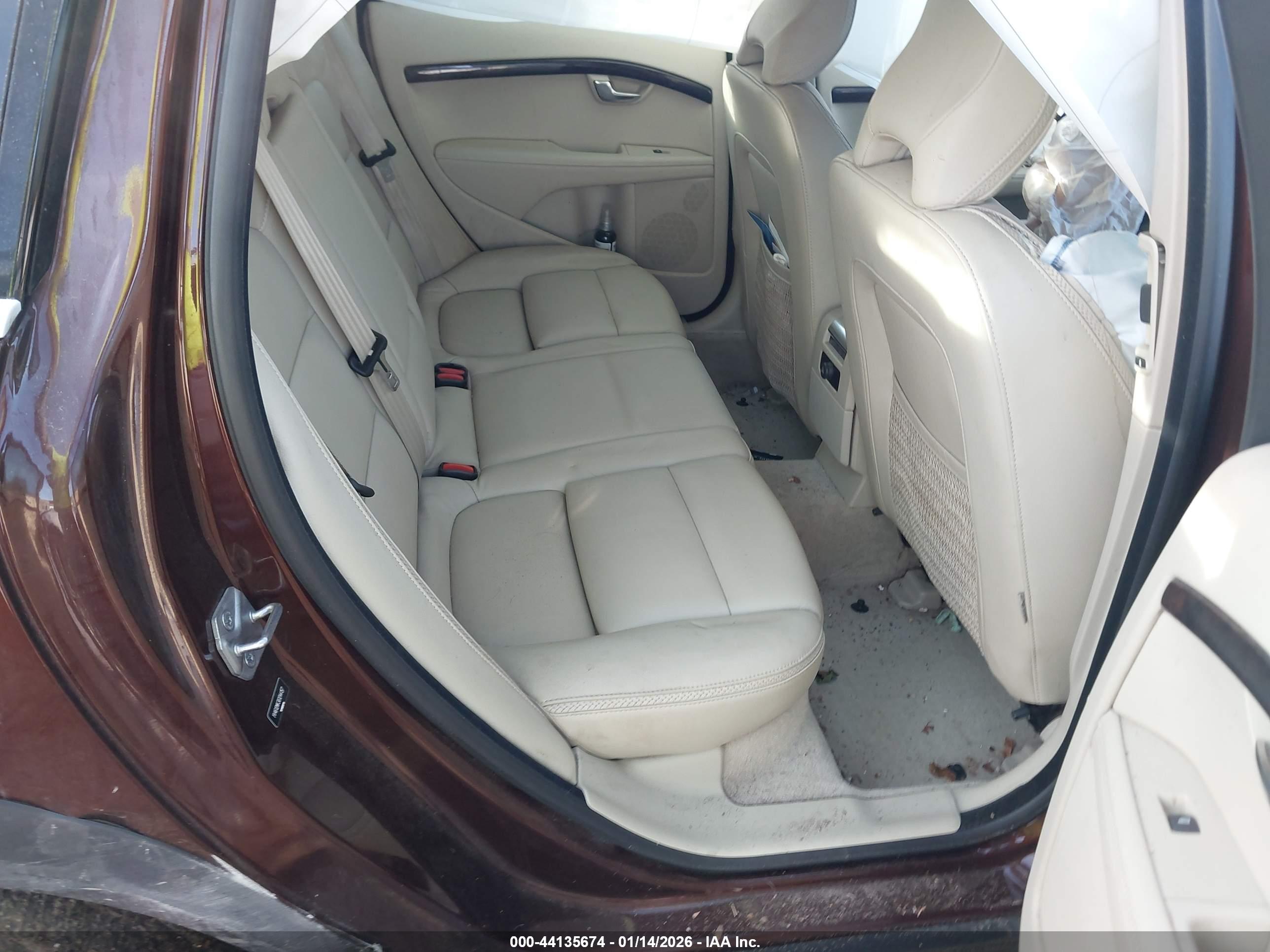 VOLVO XC70 image 8