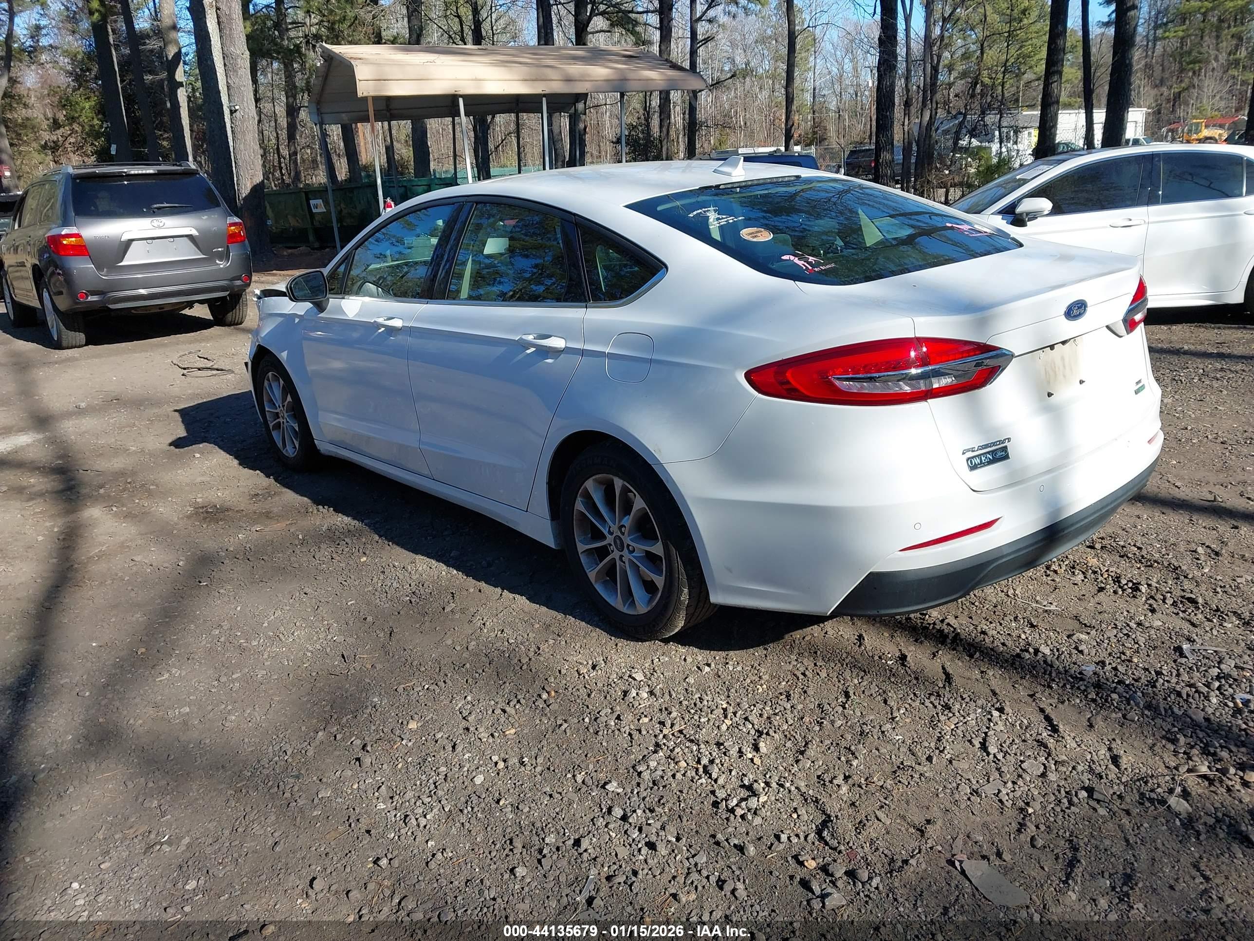 FORD FUSION image 3