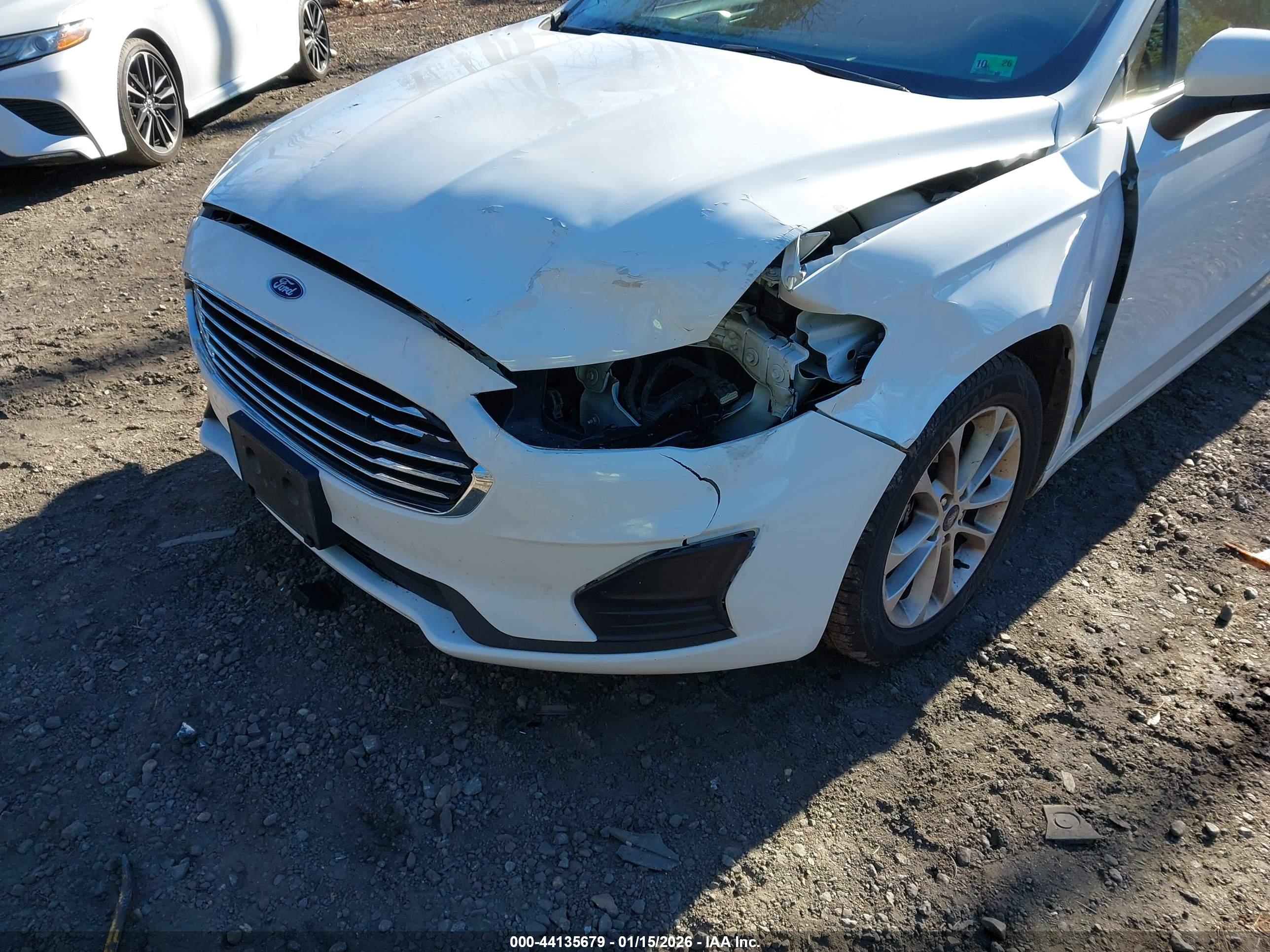 FORD FUSION image 6