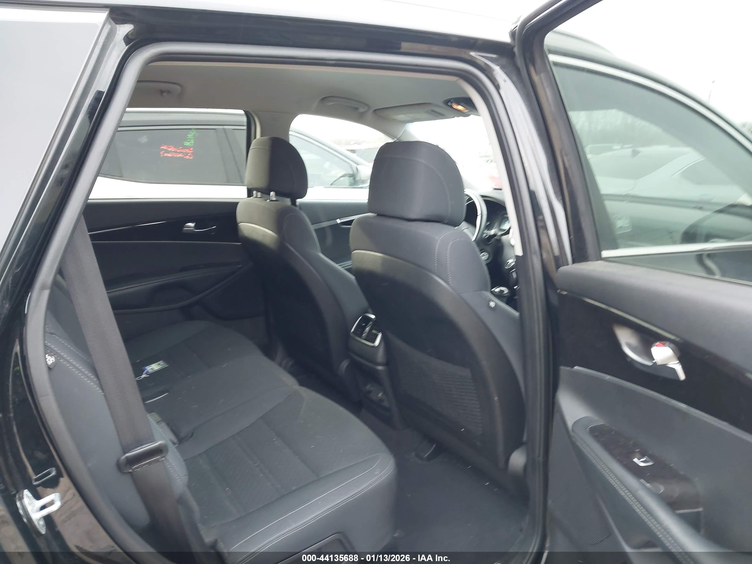 KIA SORENTO image 8