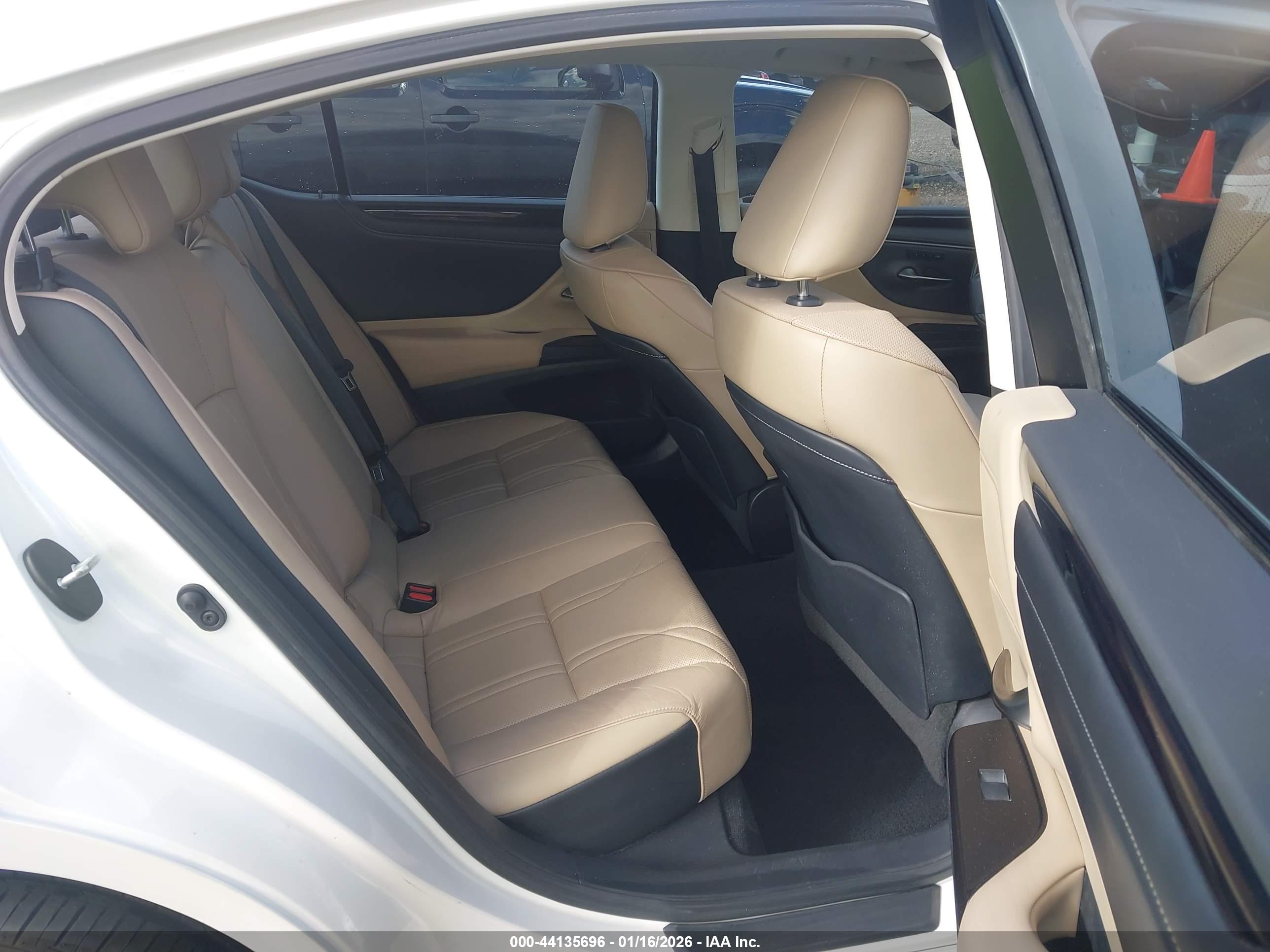 LEXUS ES image 8