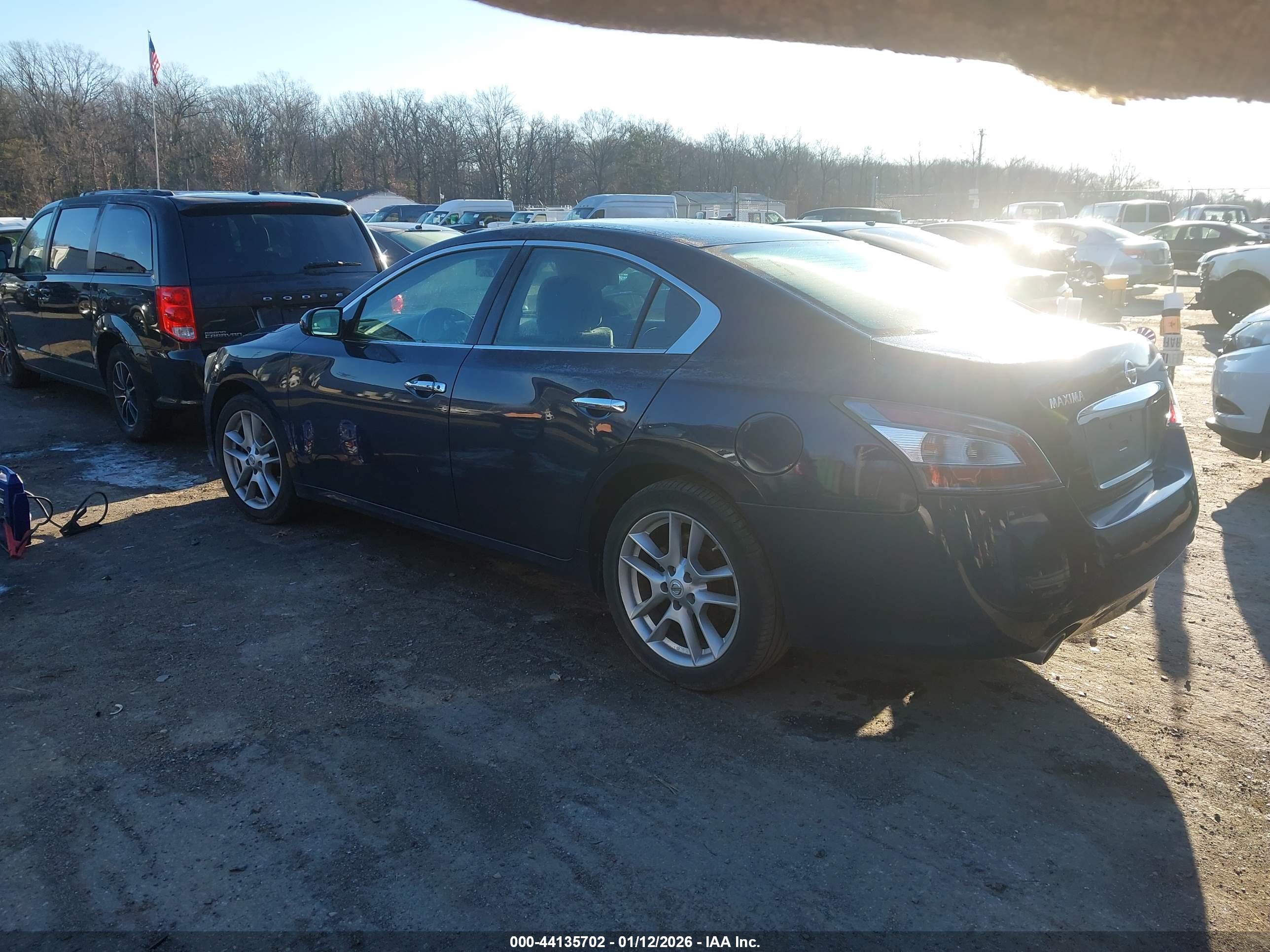 NISSAN MAXIMA image 3