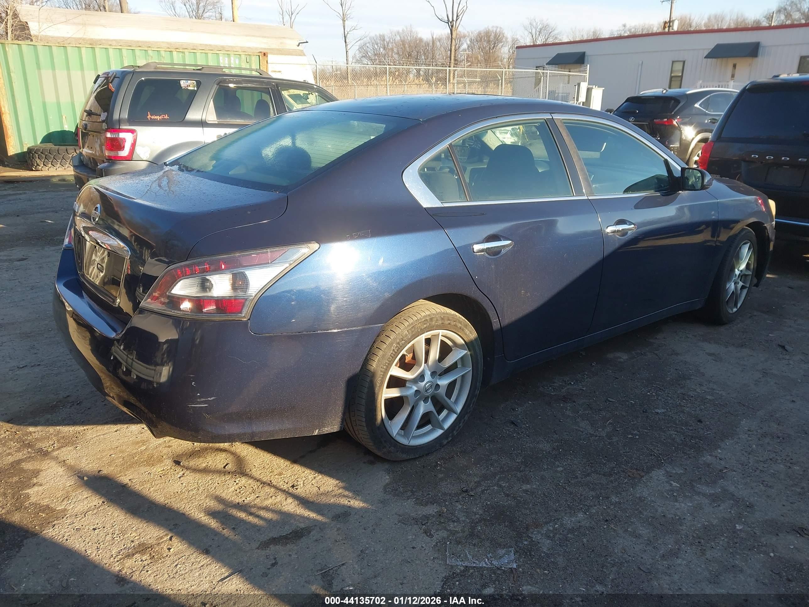 NISSAN MAXIMA image 4