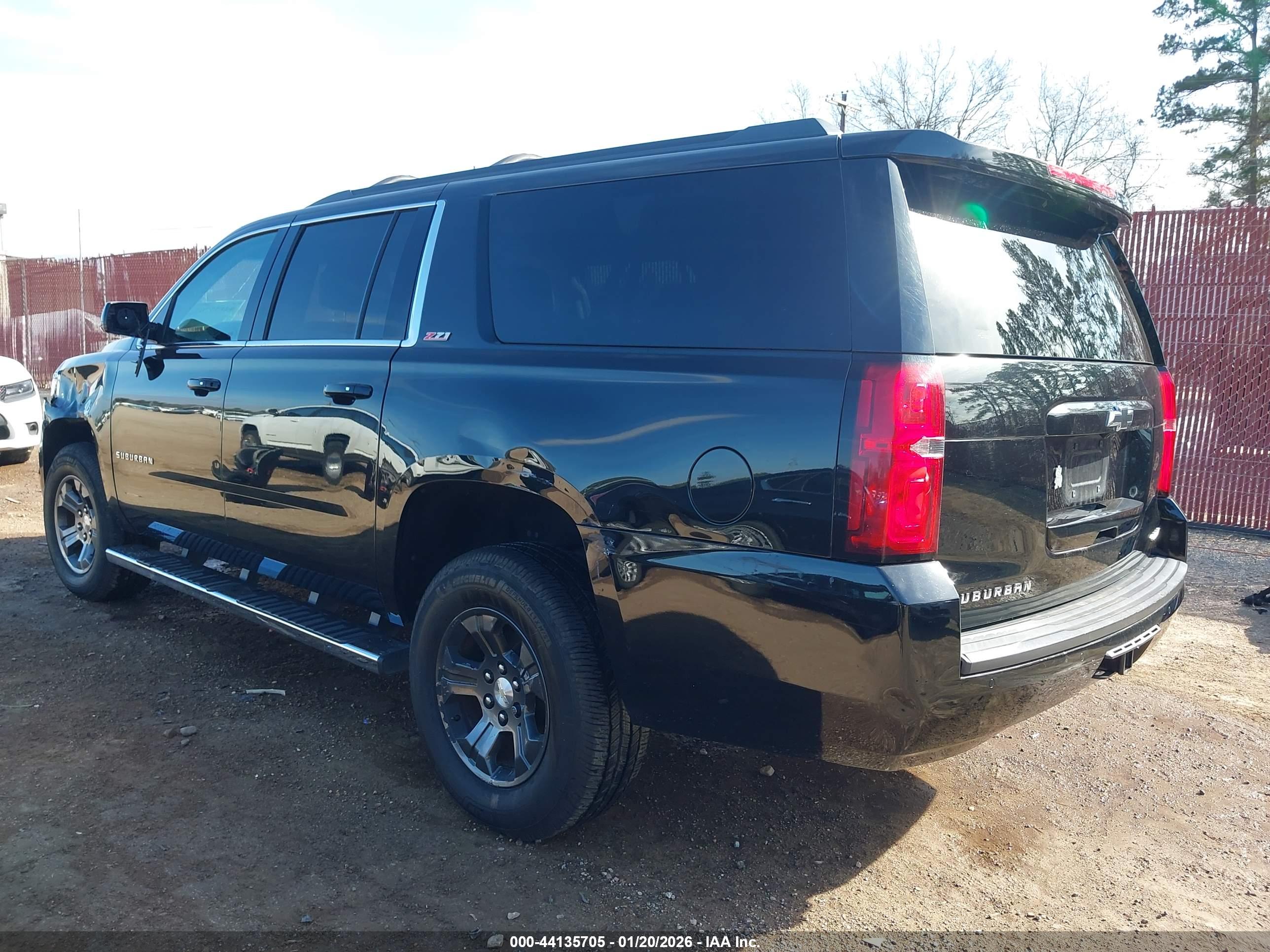 CHEVROLET SUBURBAN image 3
