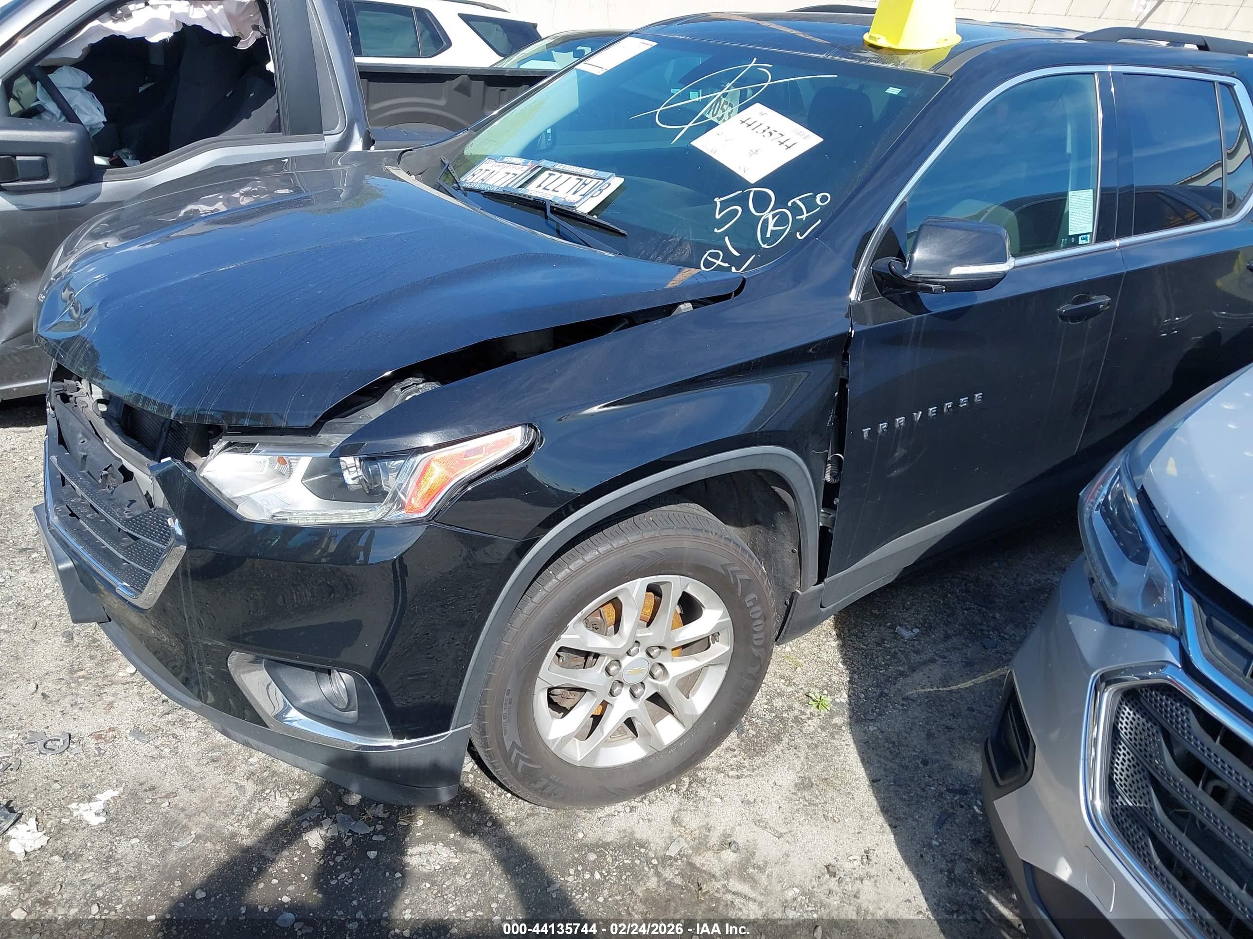 CHEVROLET TRAVERSE image 2