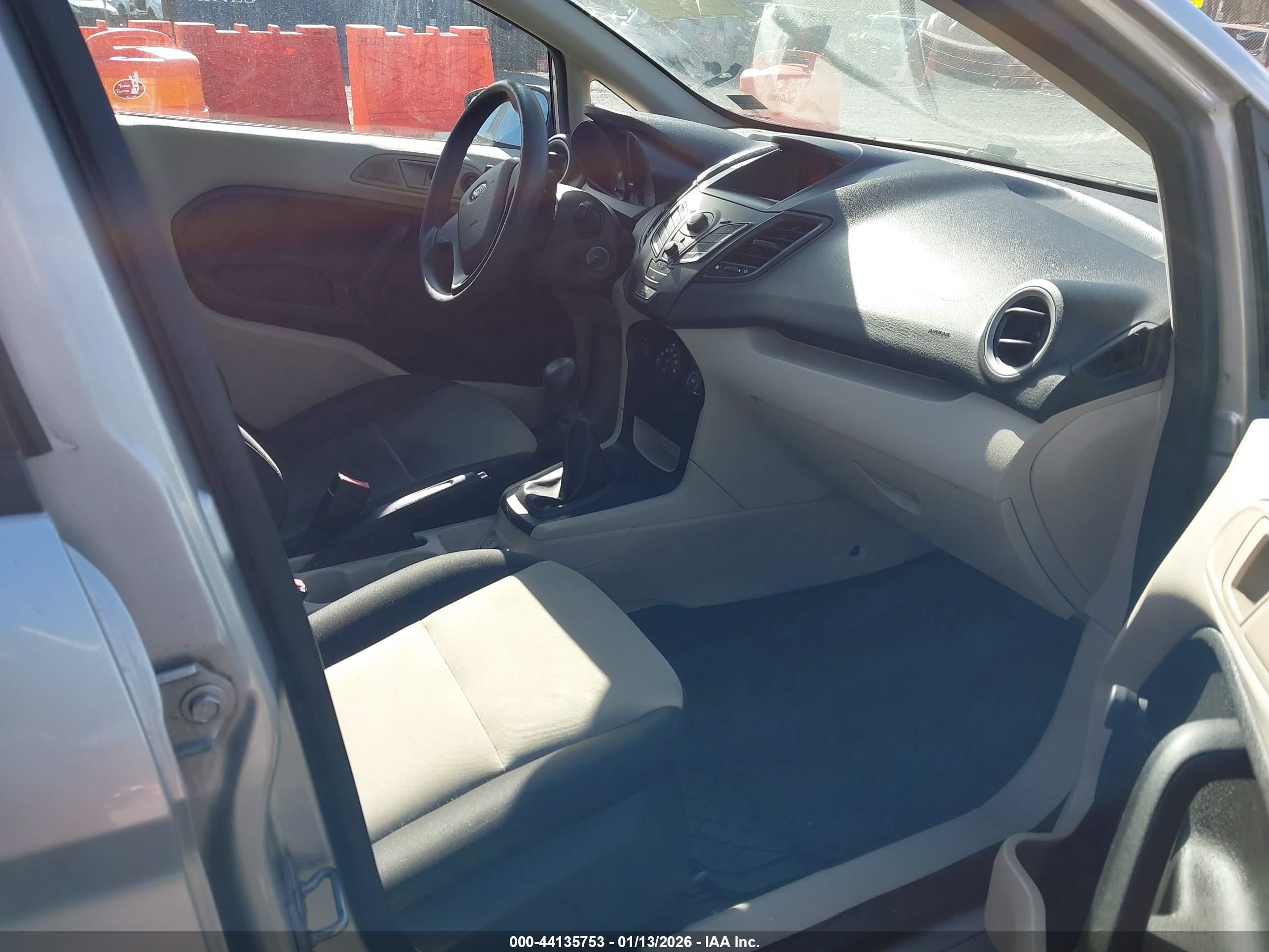 FORD FIESTA image 5