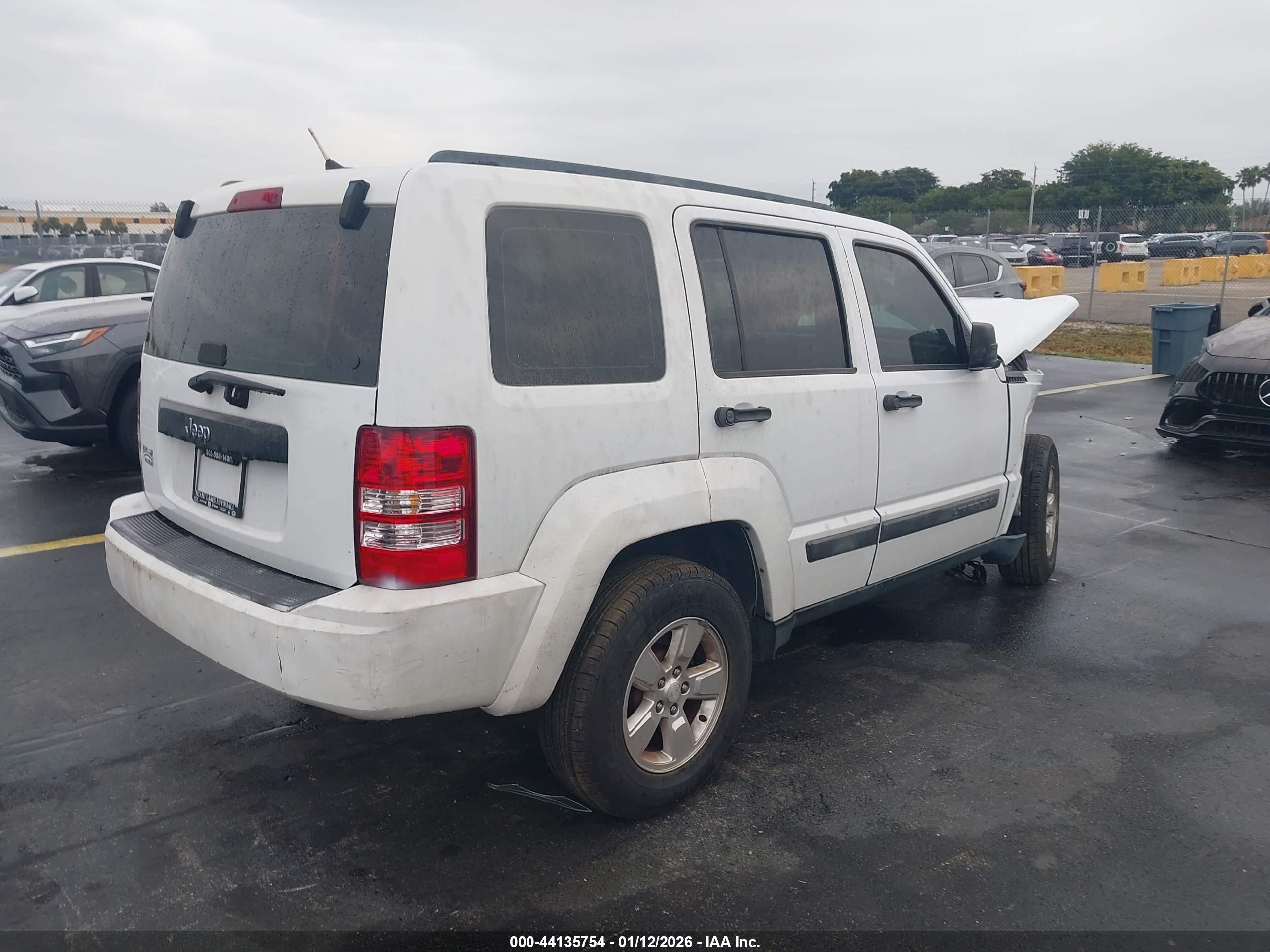 JEEP LIBERTY image 4