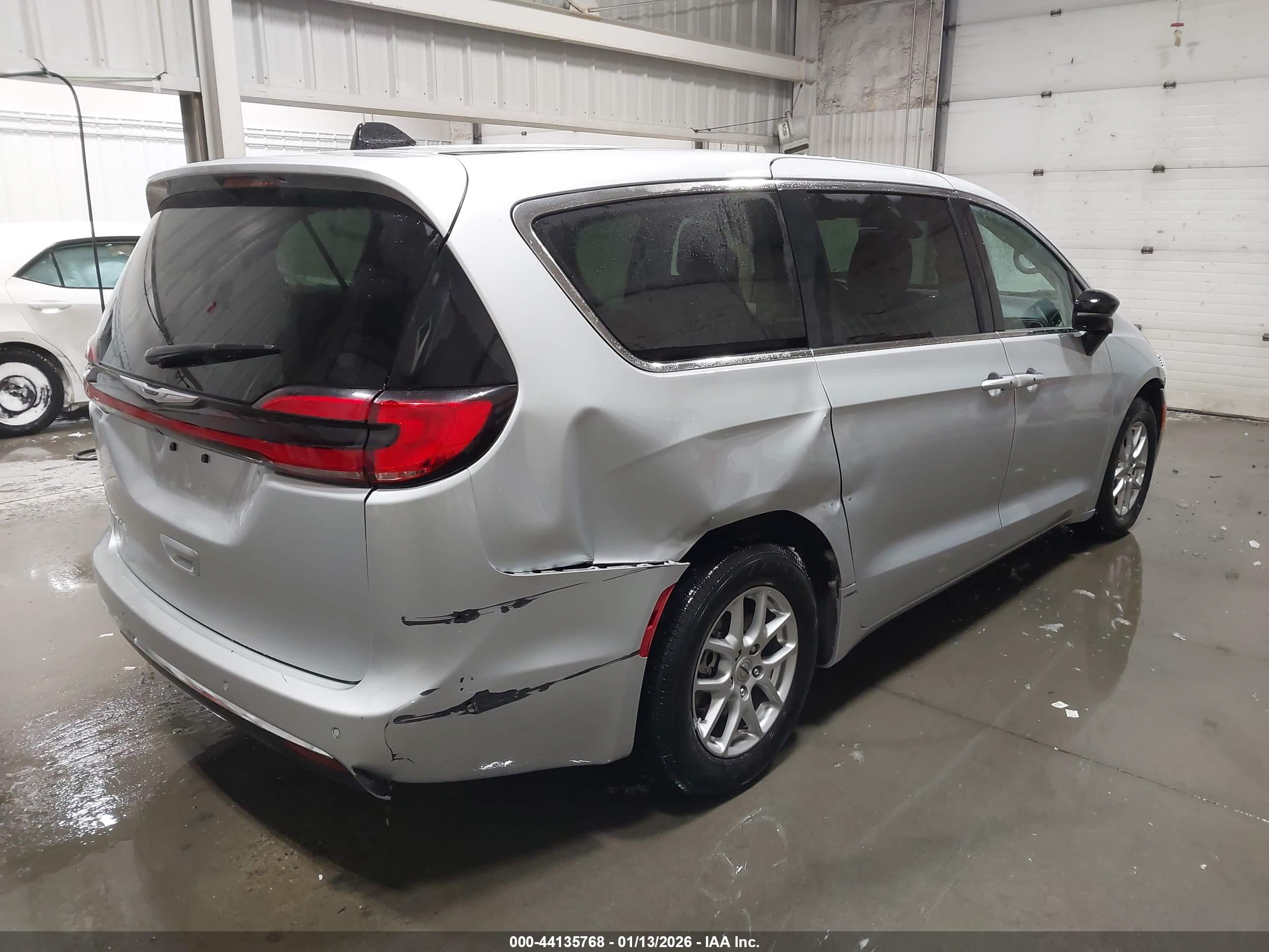 CHRYSLER PACIFICA image 4