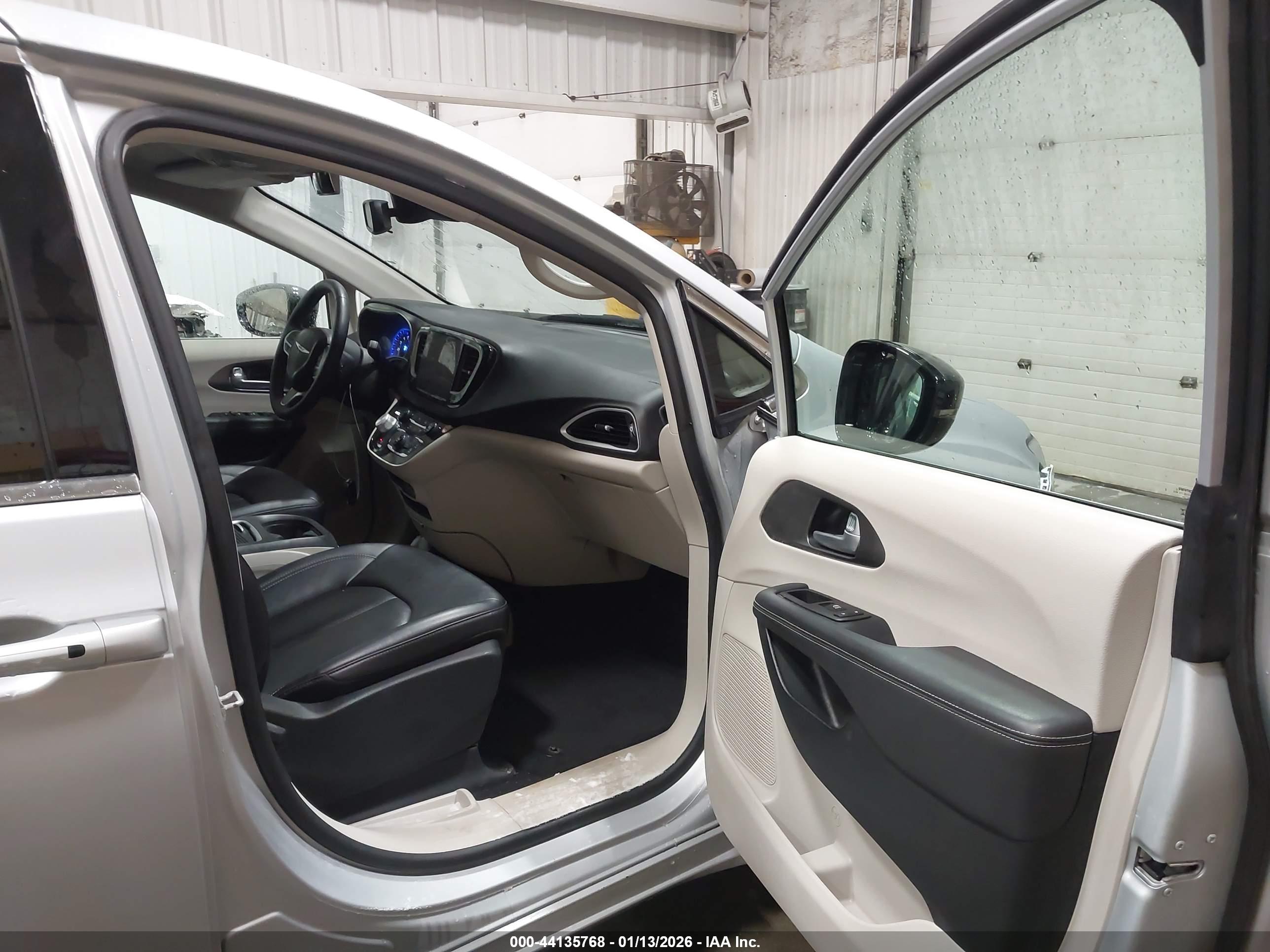 CHRYSLER PACIFICA image 5