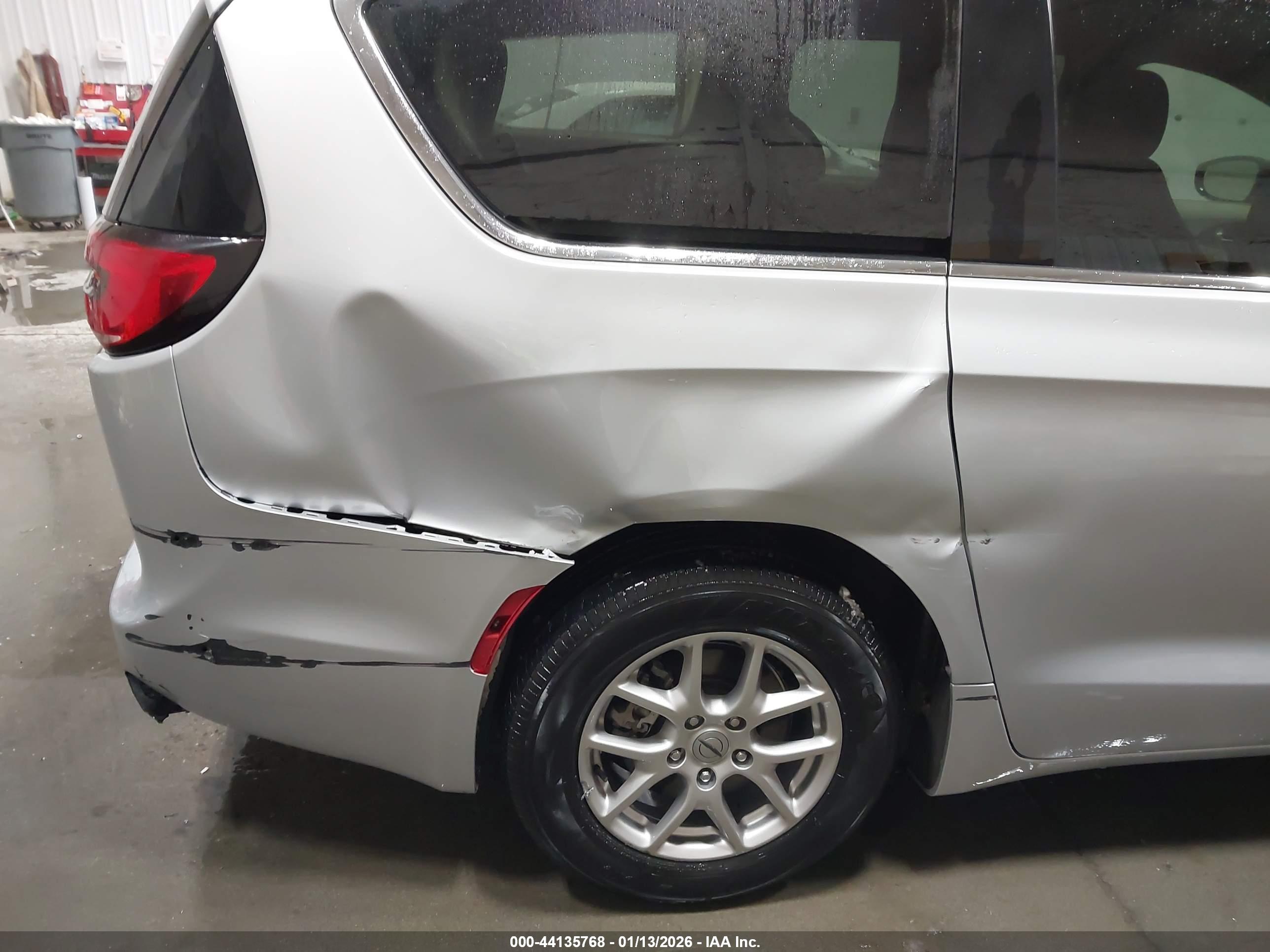 CHRYSLER PACIFICA image 6
