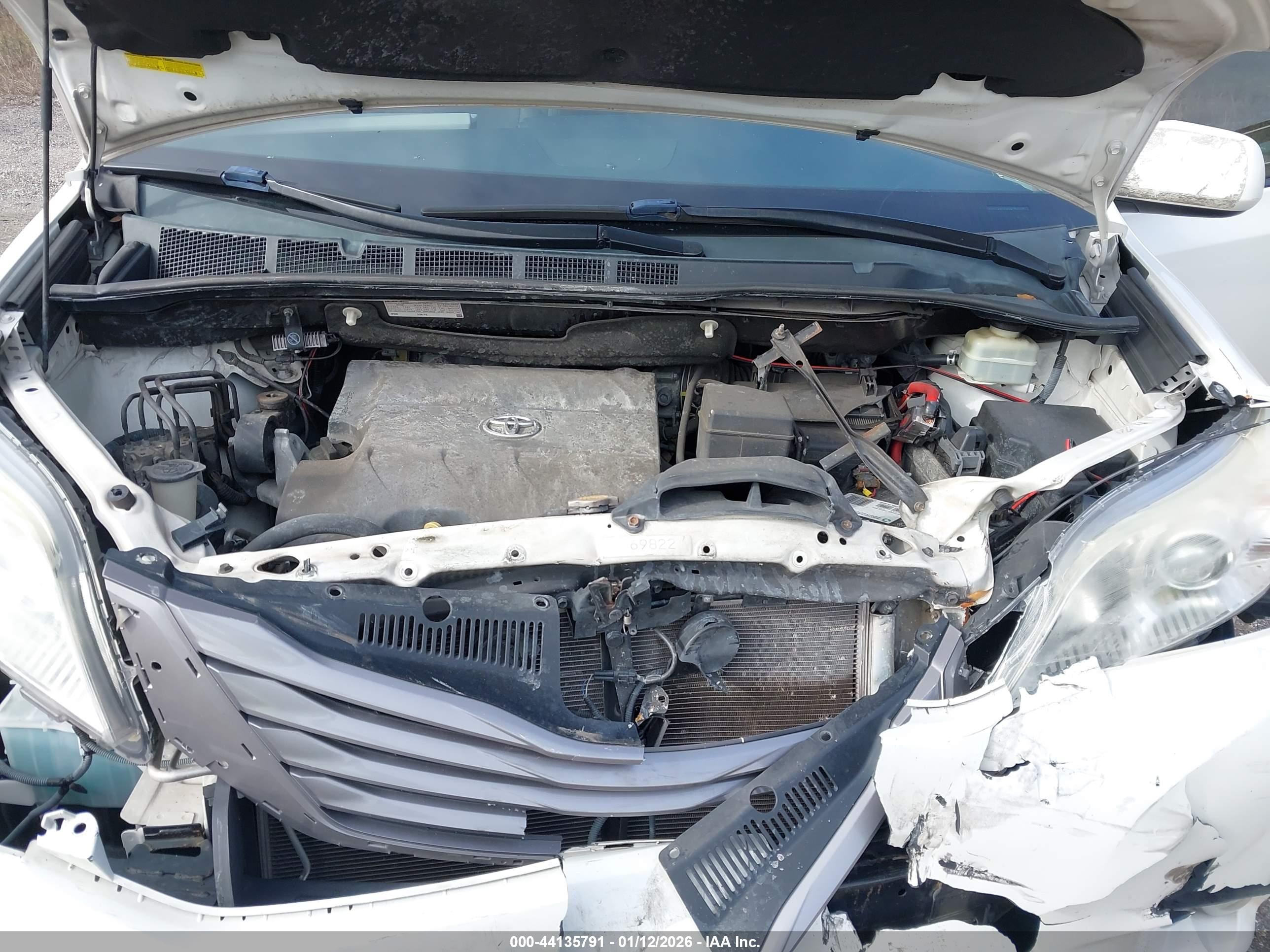 TOYOTA SIENNA image 10