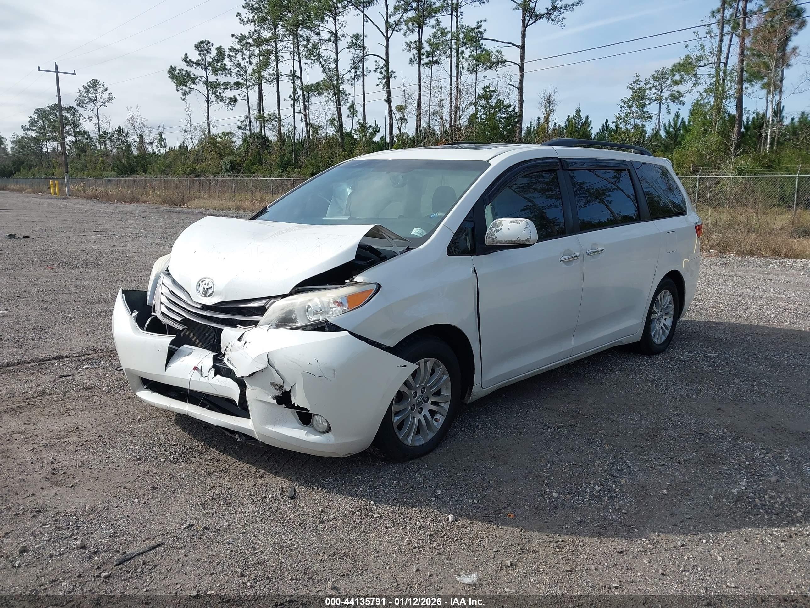TOYOTA SIENNA image 2
