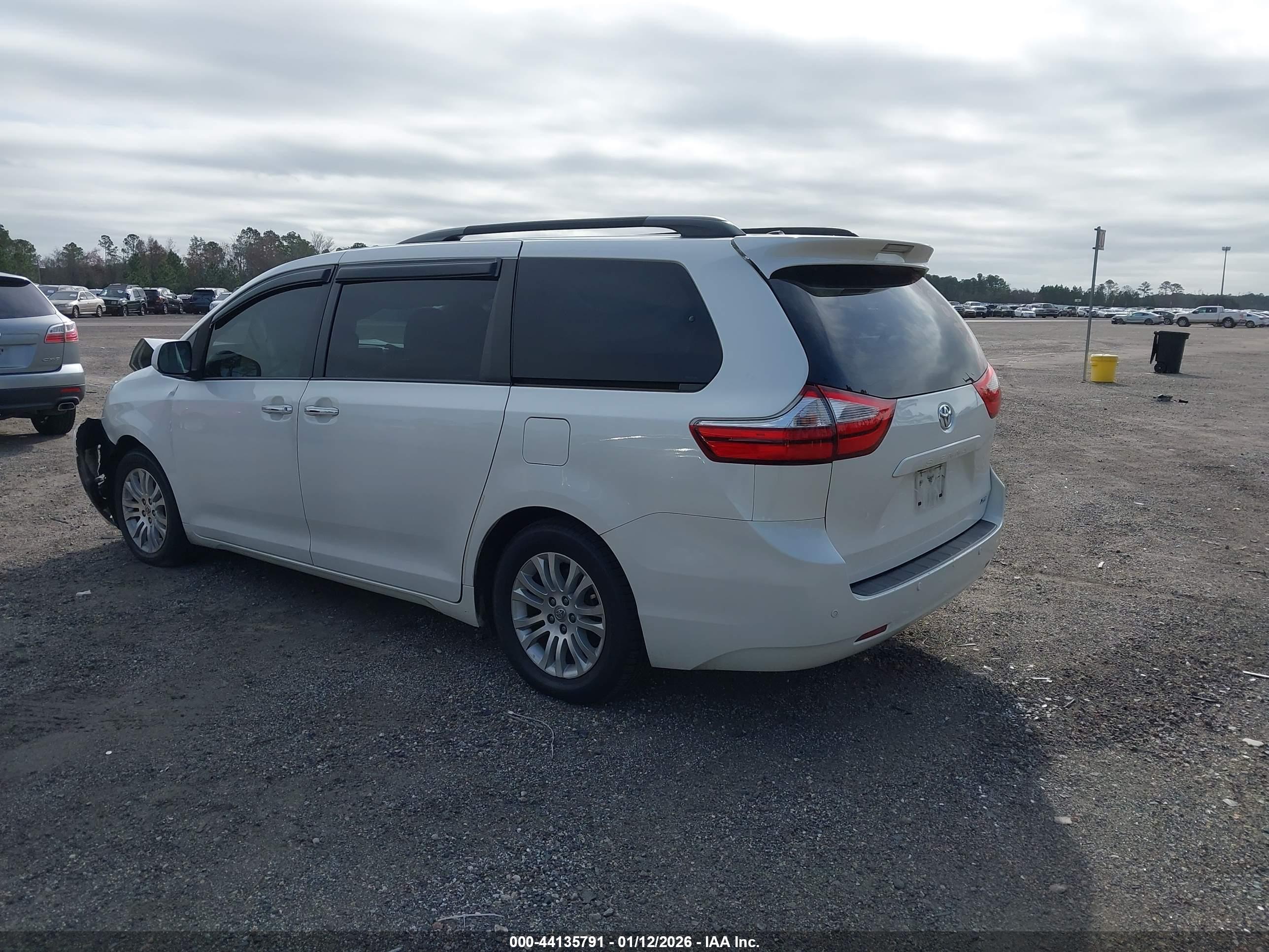 TOYOTA SIENNA image 3