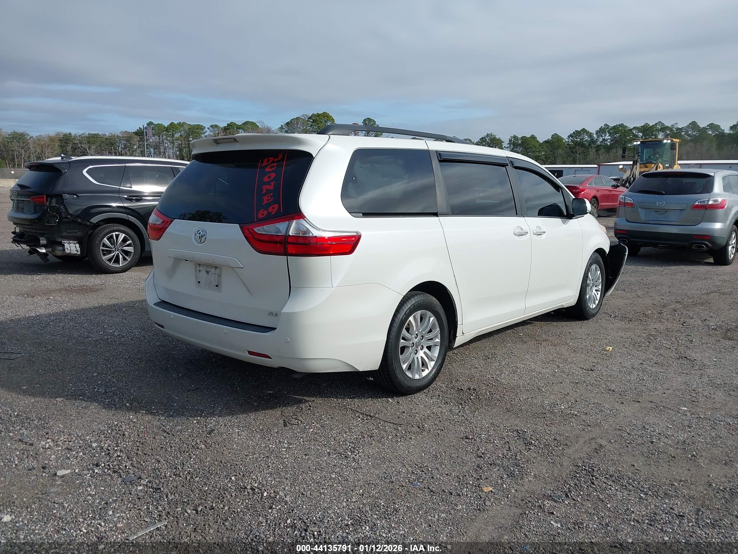 TOYOTA SIENNA image 4