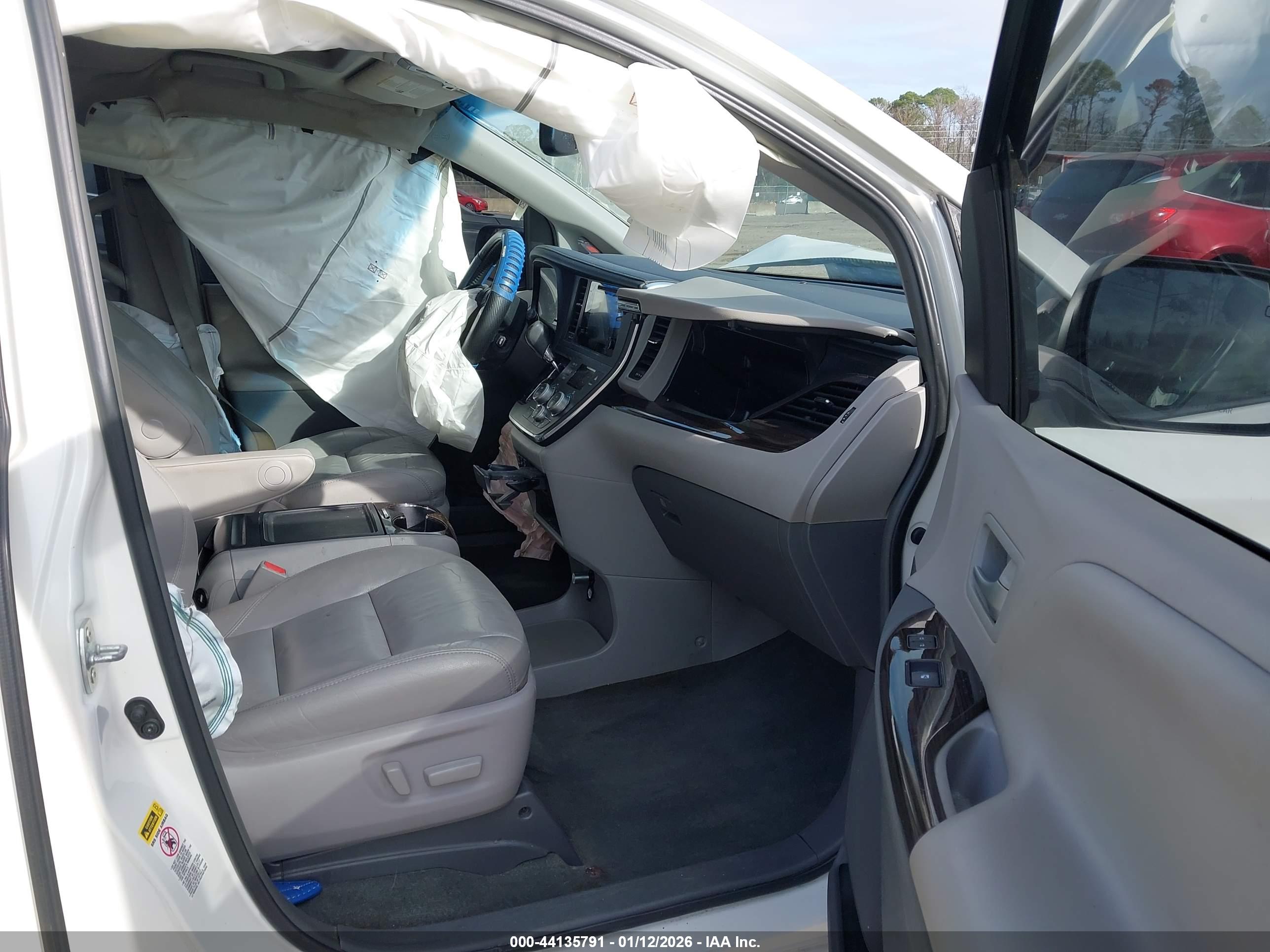 TOYOTA SIENNA image 5
