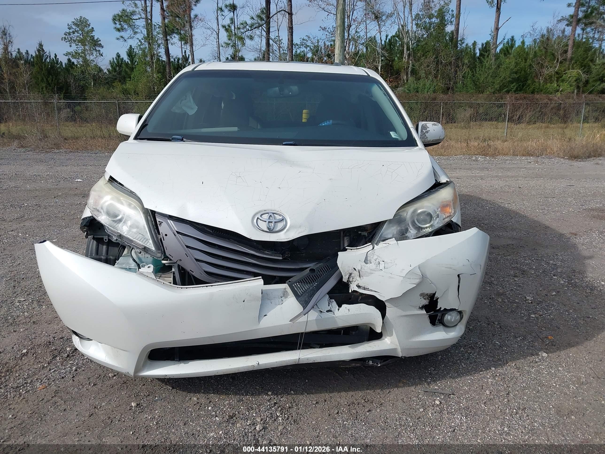 TOYOTA SIENNA image 6
