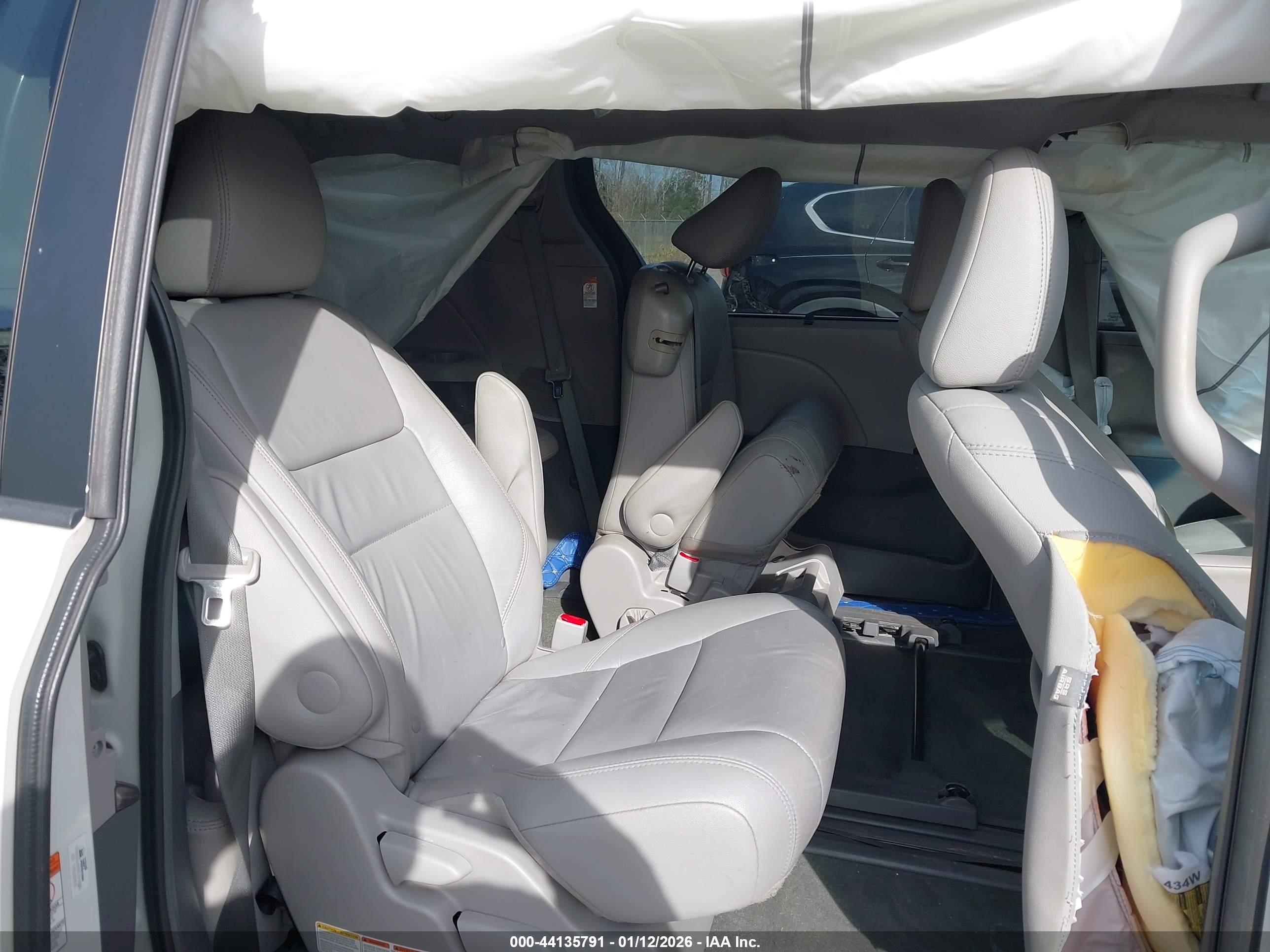 TOYOTA SIENNA image 8