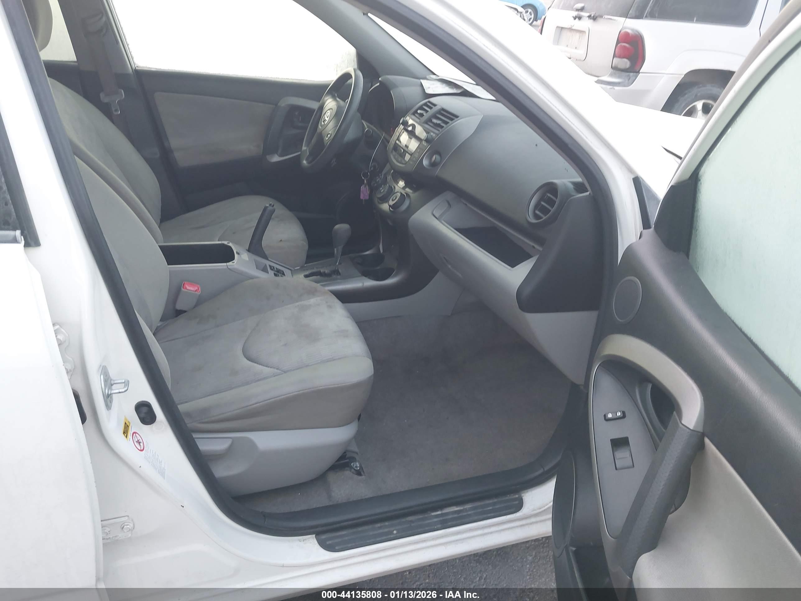 TOYOTA RAV4 image 5