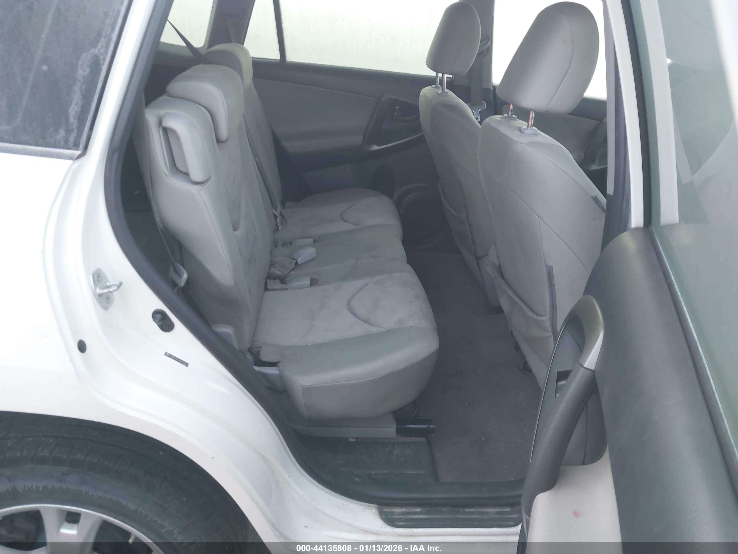 TOYOTA RAV4 image 8