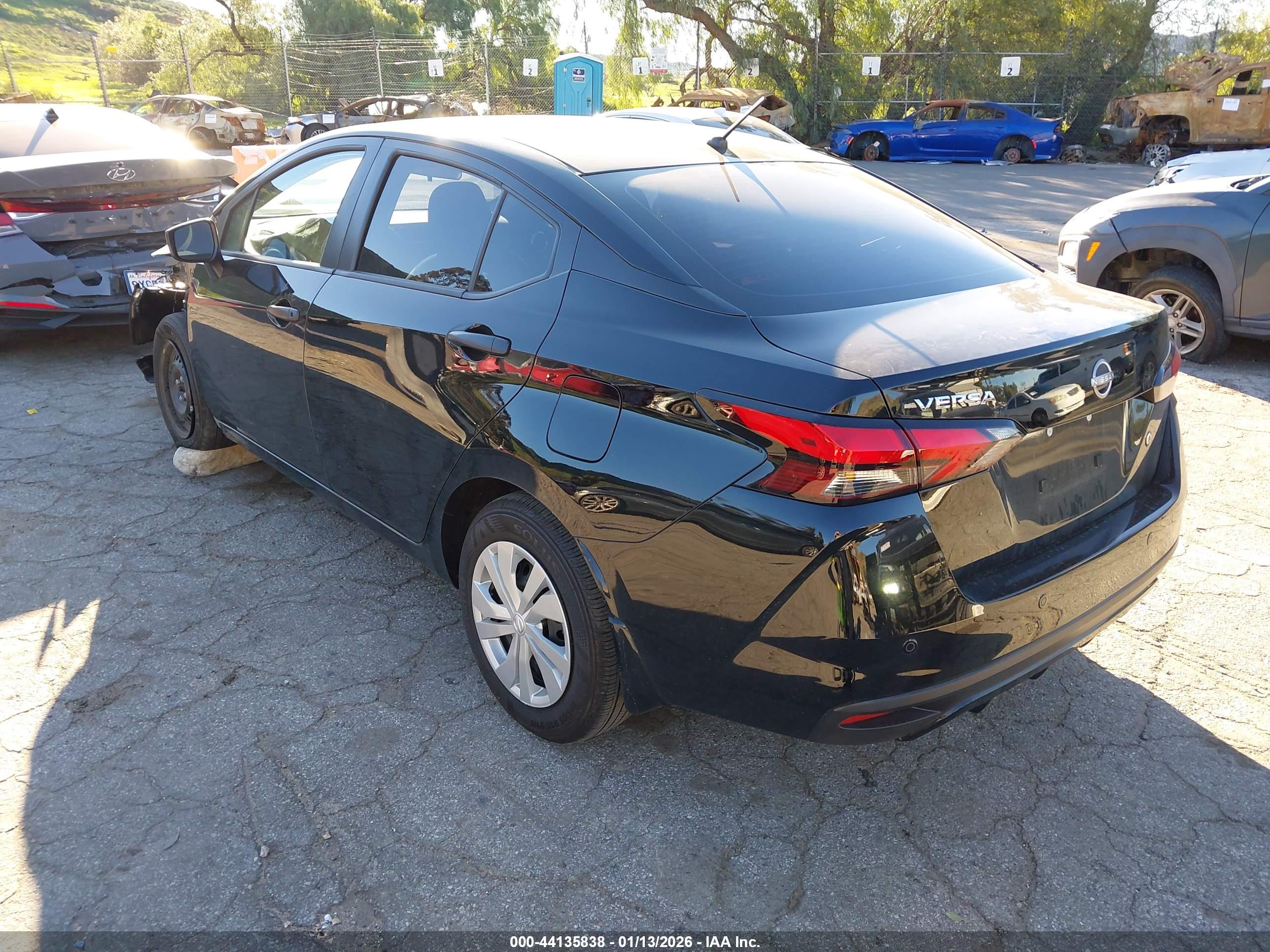 NISSAN VERSA image 3