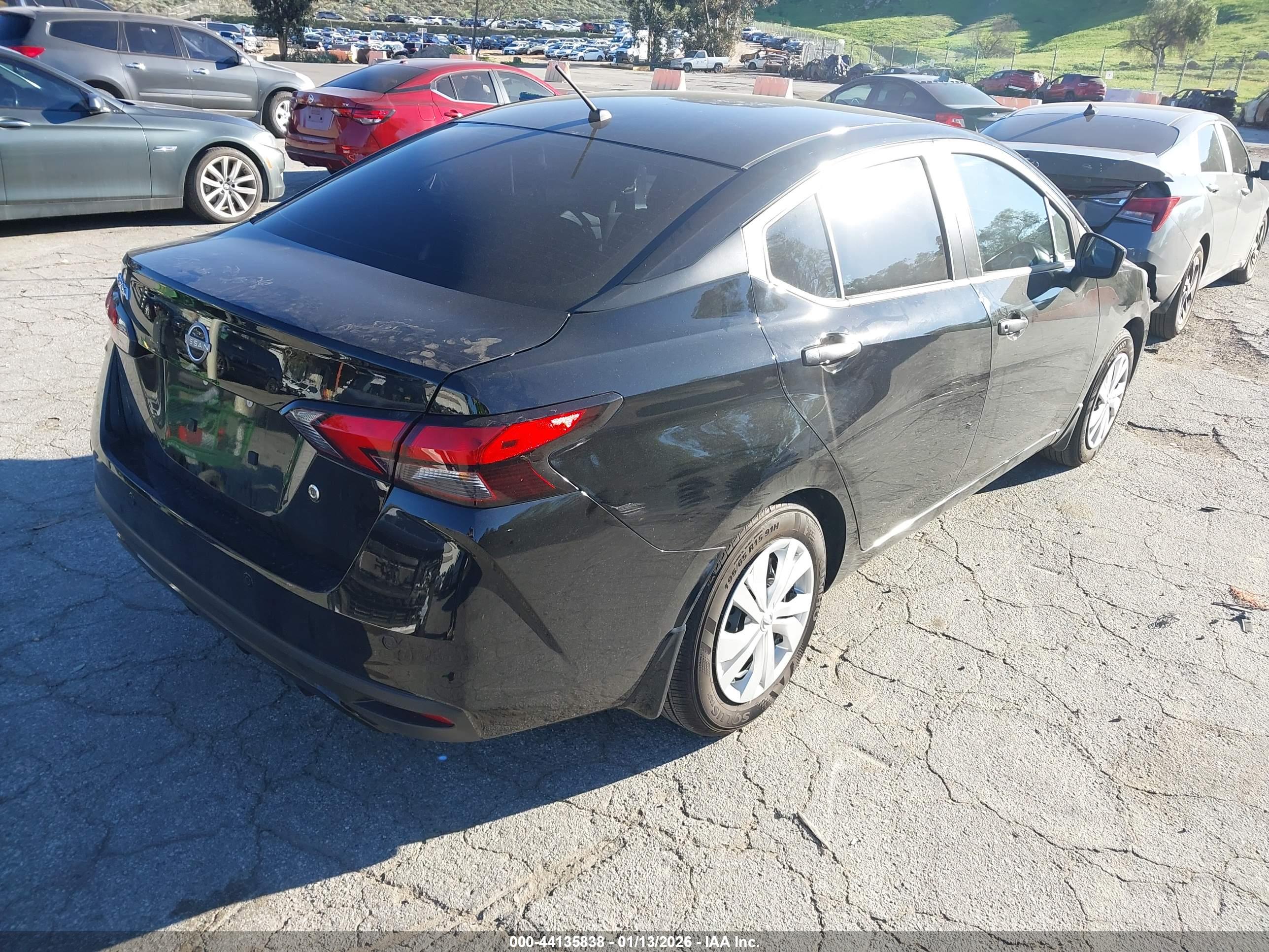 NISSAN VERSA image 4