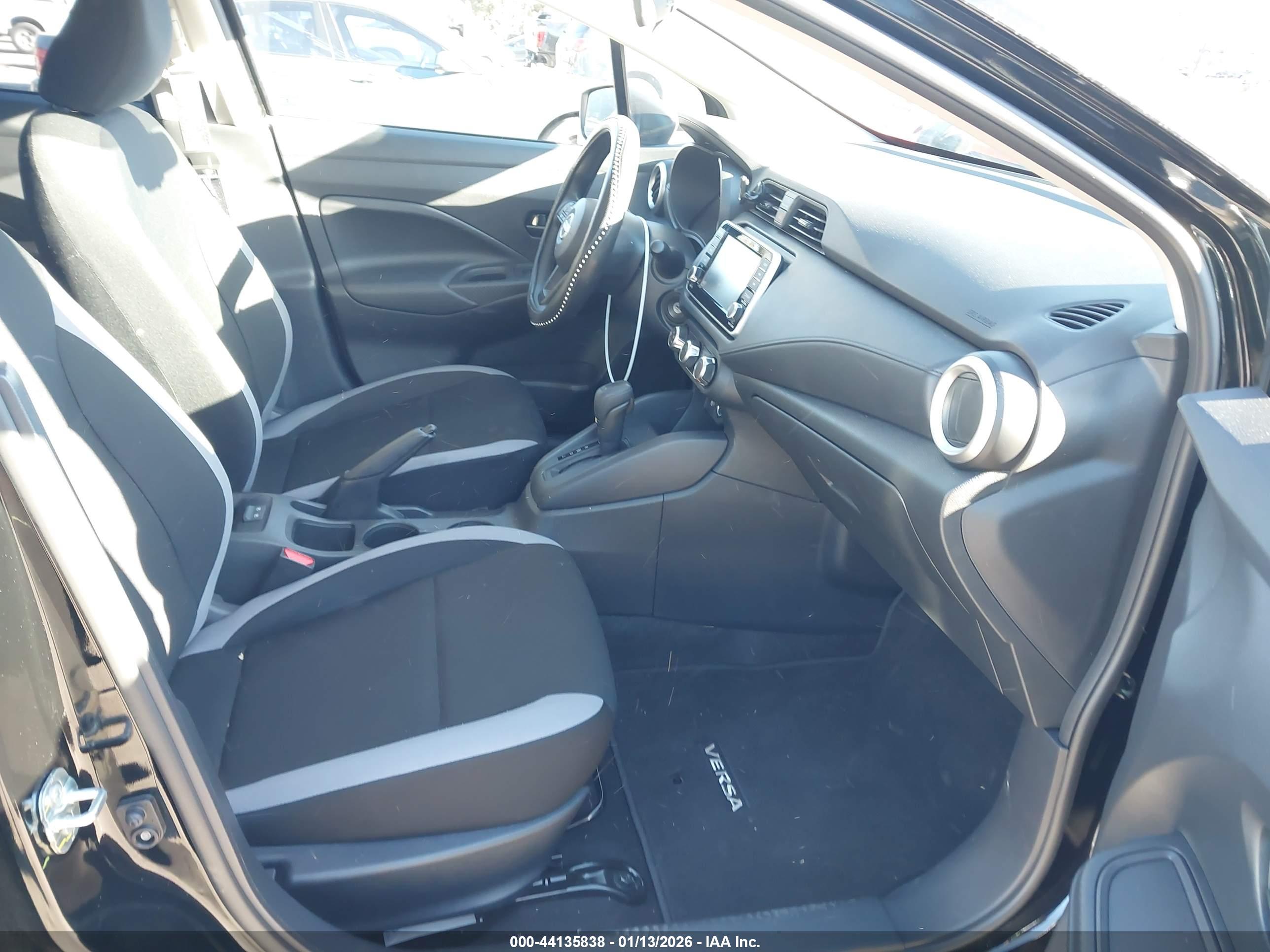 NISSAN VERSA image 5