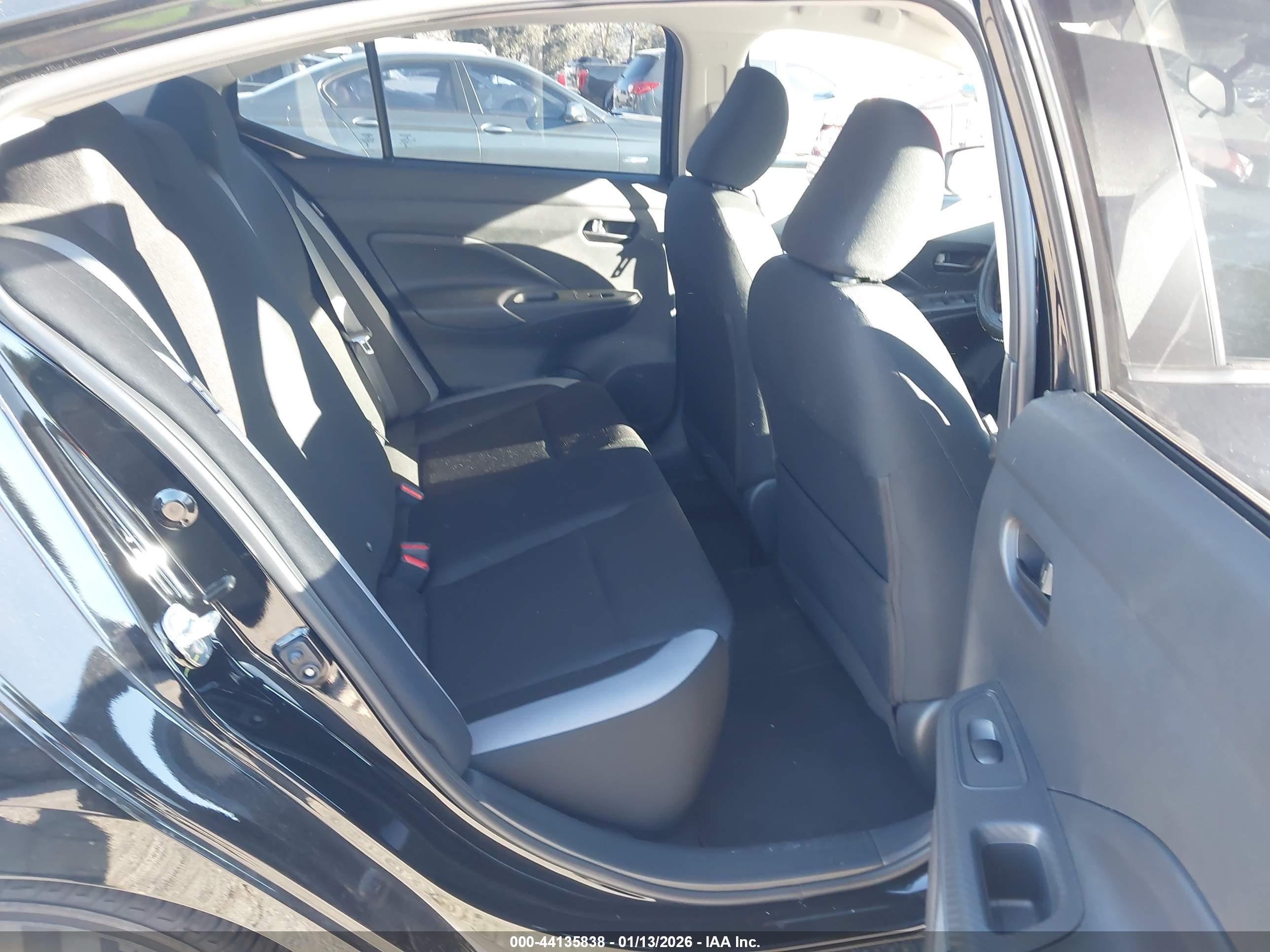 NISSAN VERSA image 8