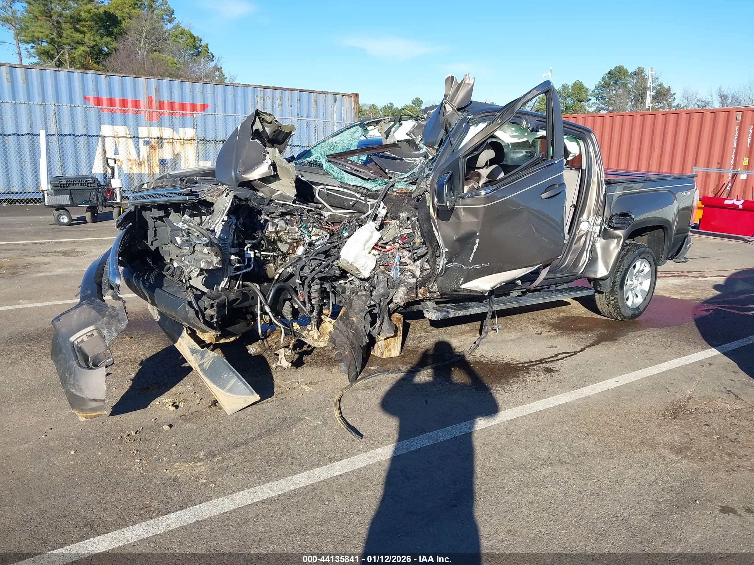 GMC CANYON image 2