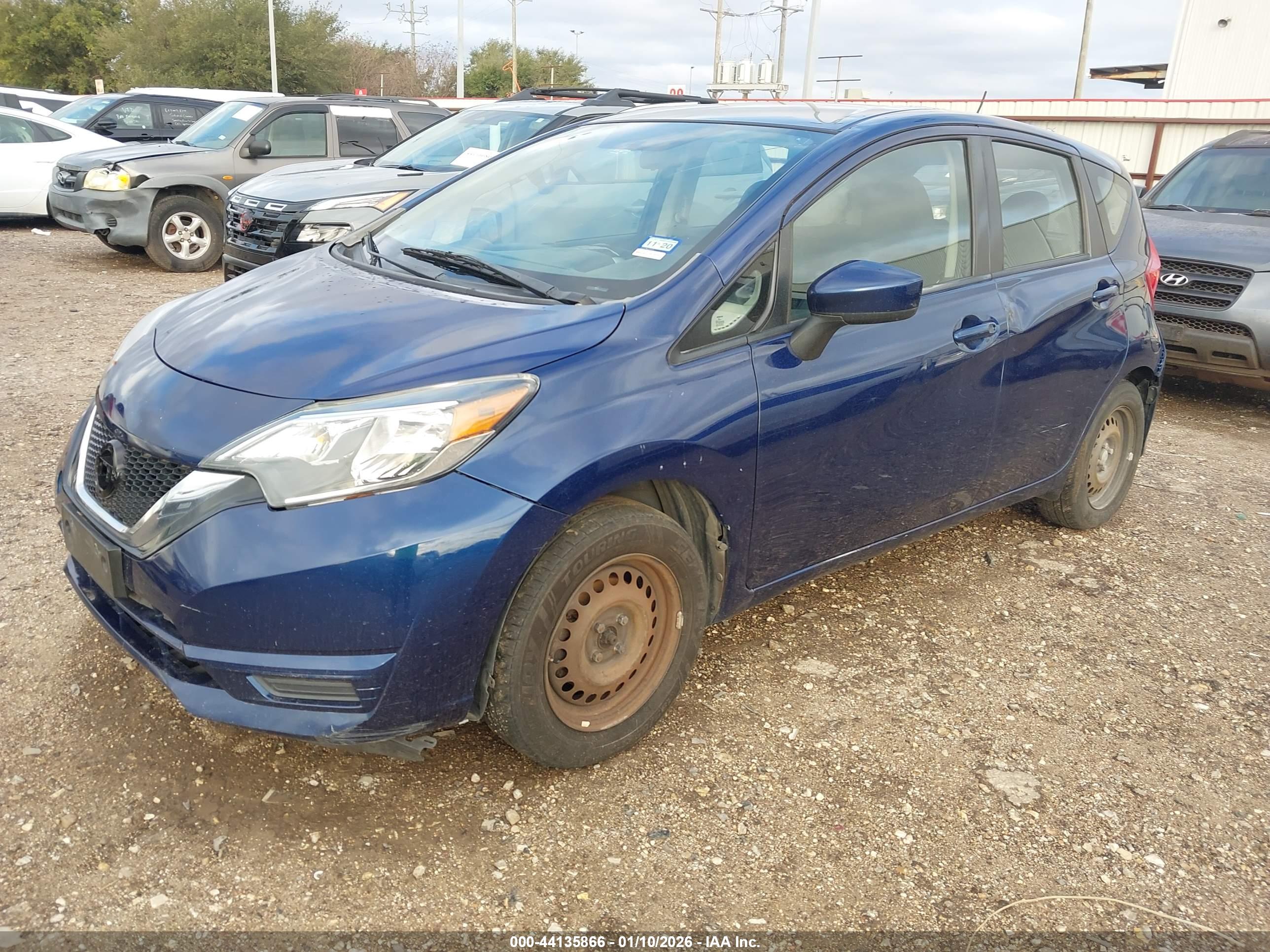 NISSAN VERSA image 2