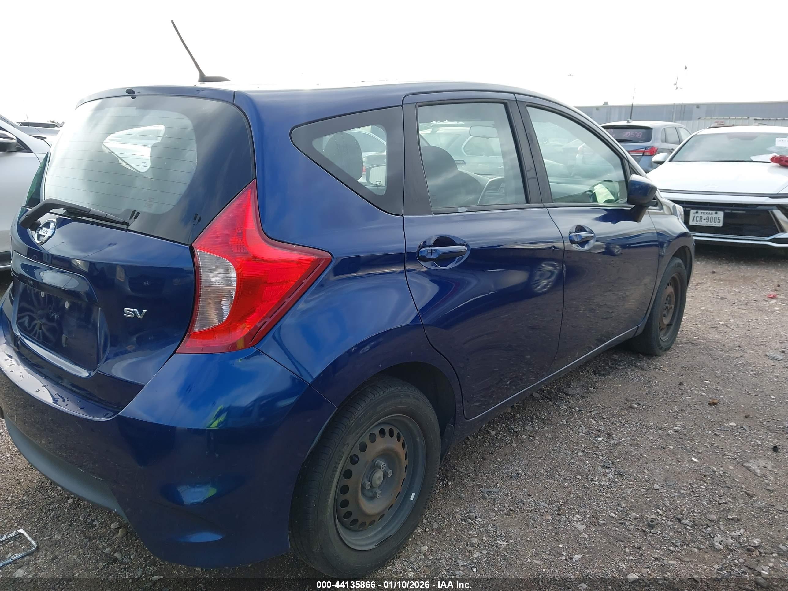 NISSAN VERSA image 4