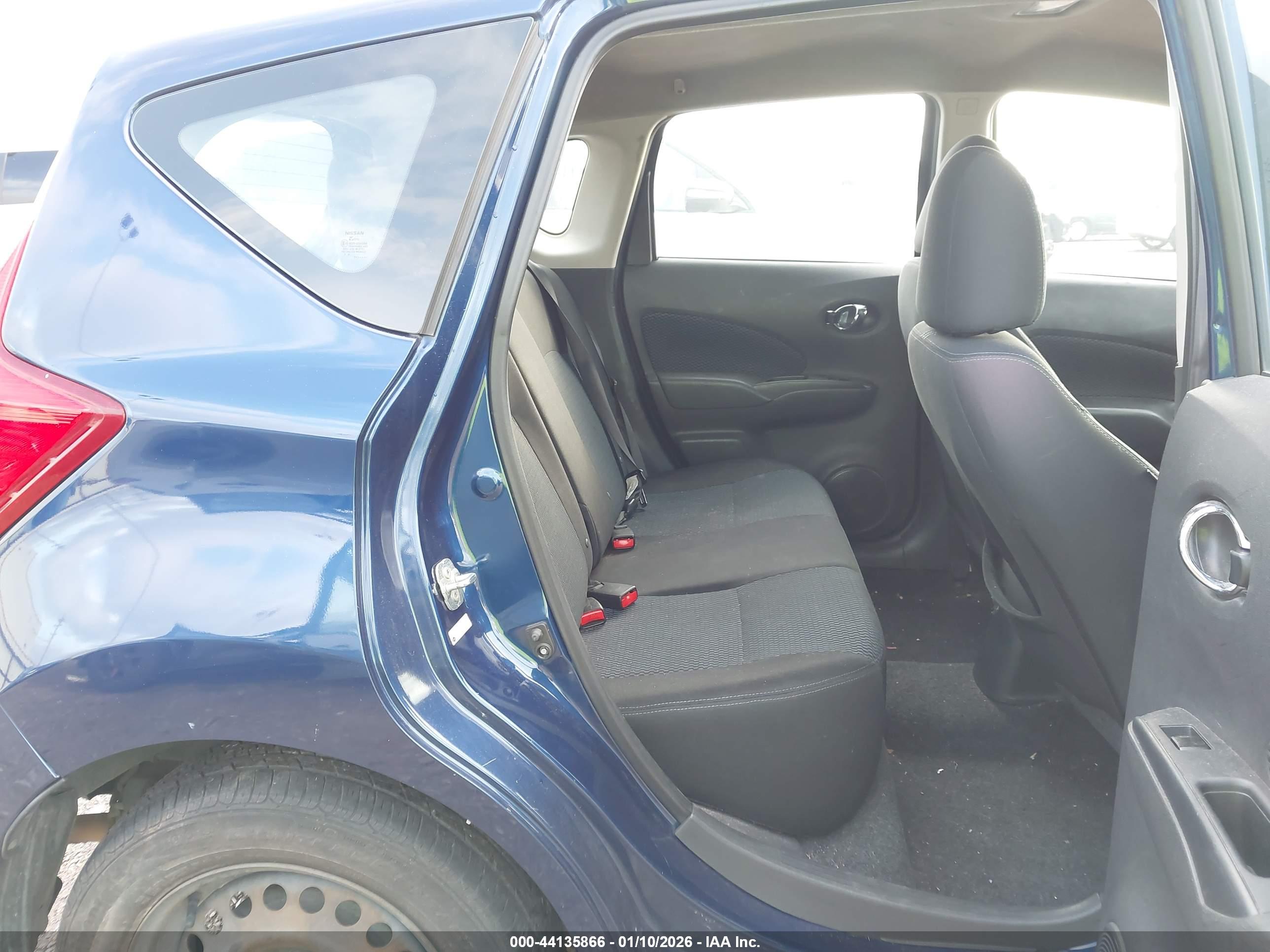 NISSAN VERSA image 8