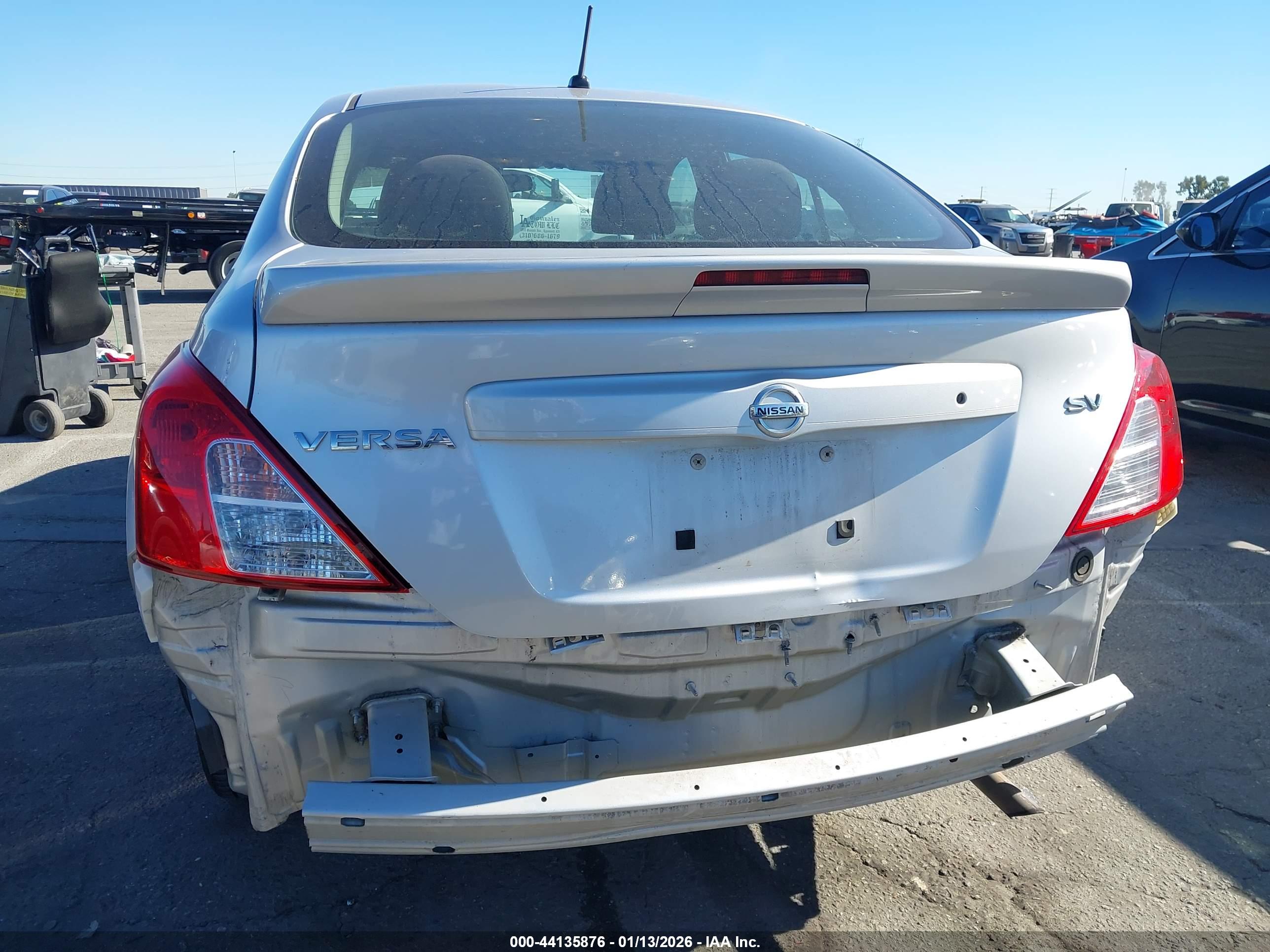NISSAN VERSA image 6