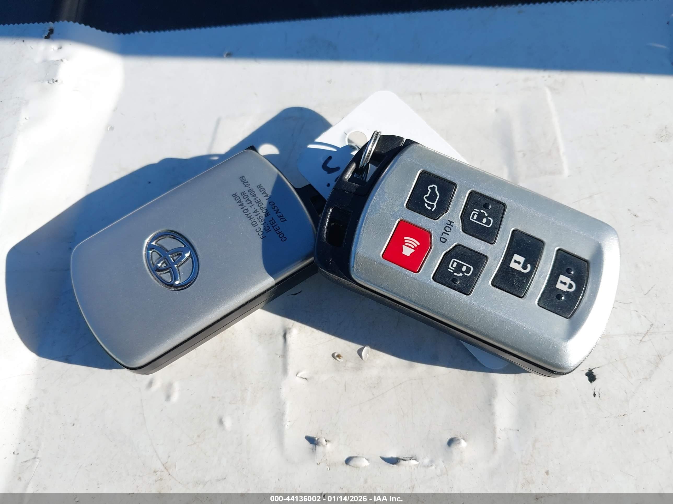 TOYOTA SIENNA image 11