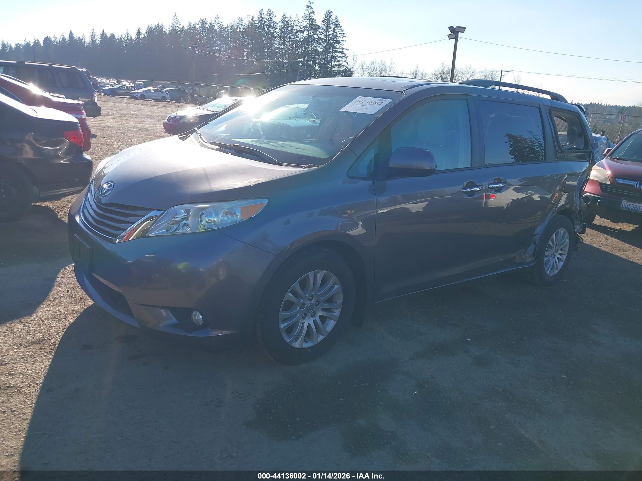 TOYOTA SIENNA image 2