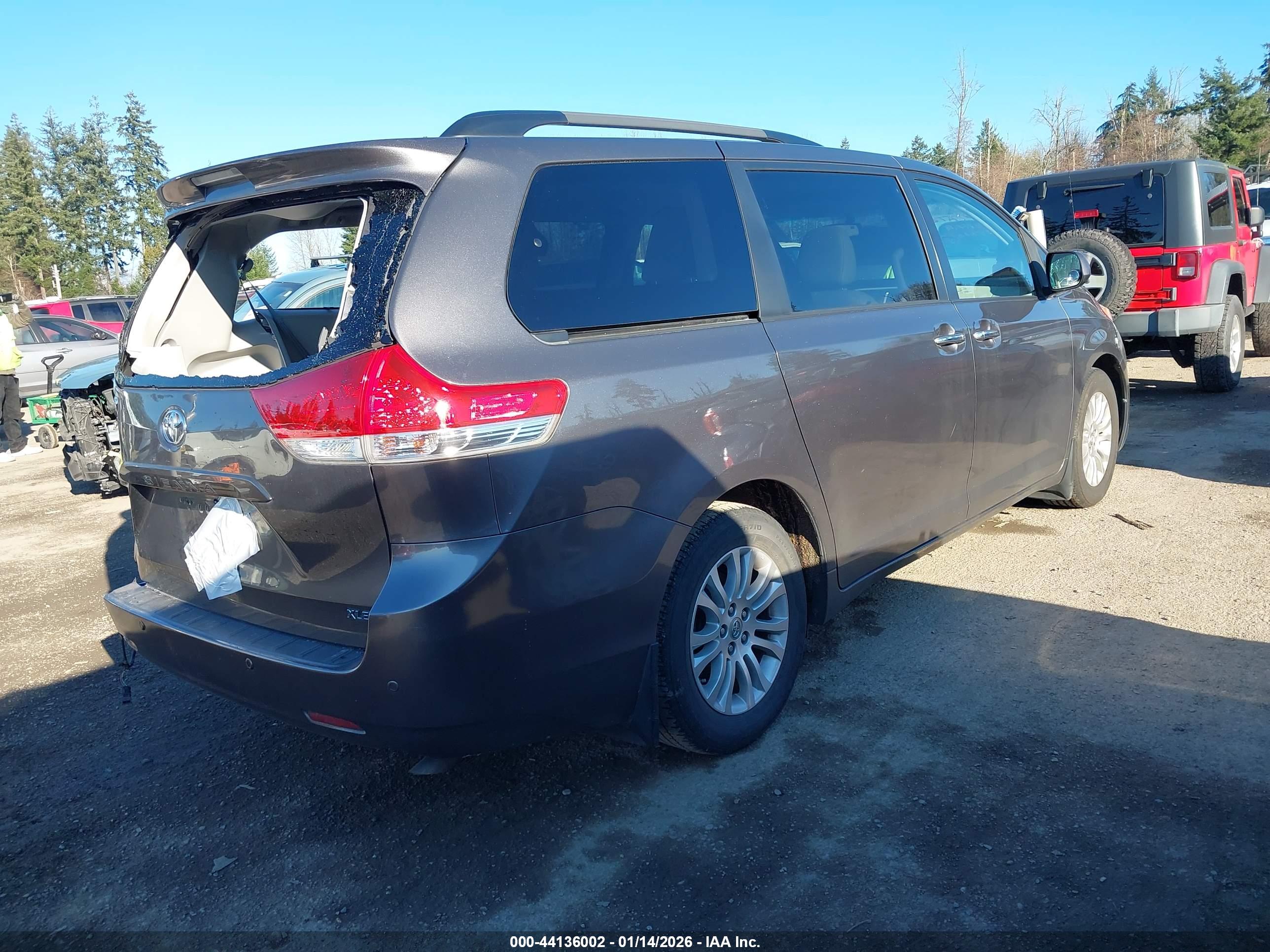 TOYOTA SIENNA image 4