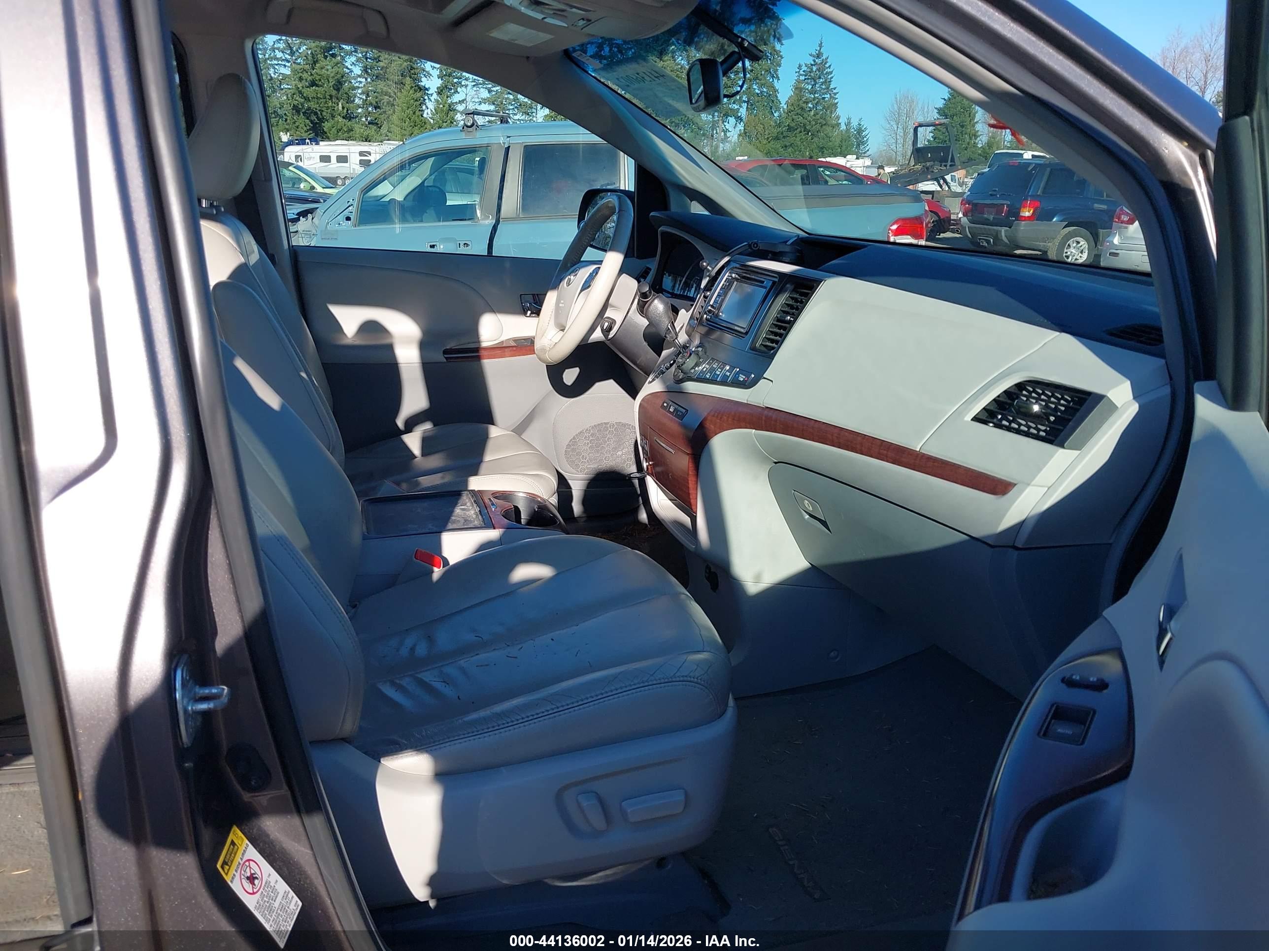 TOYOTA SIENNA image 5
