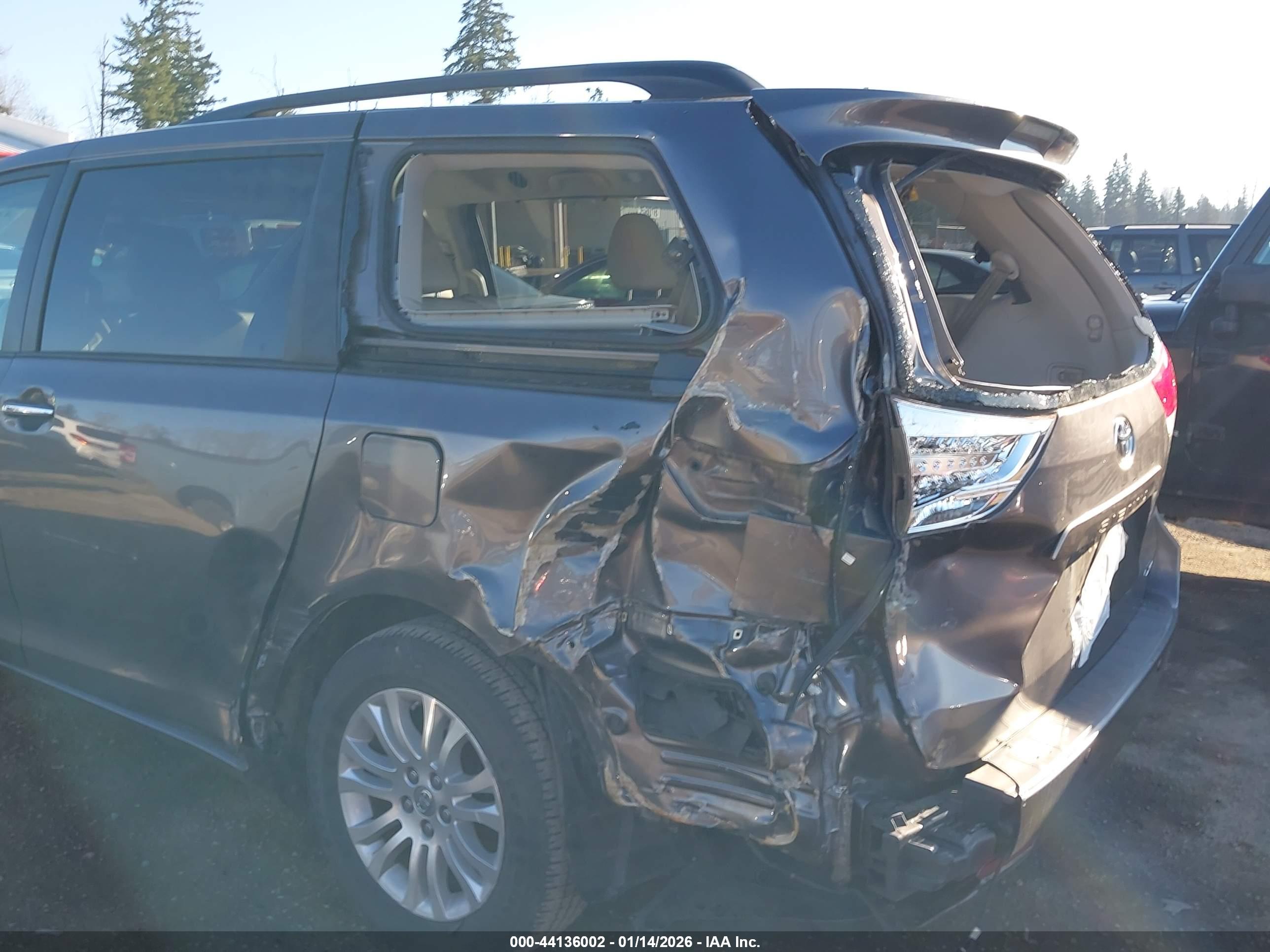 TOYOTA SIENNA image 6