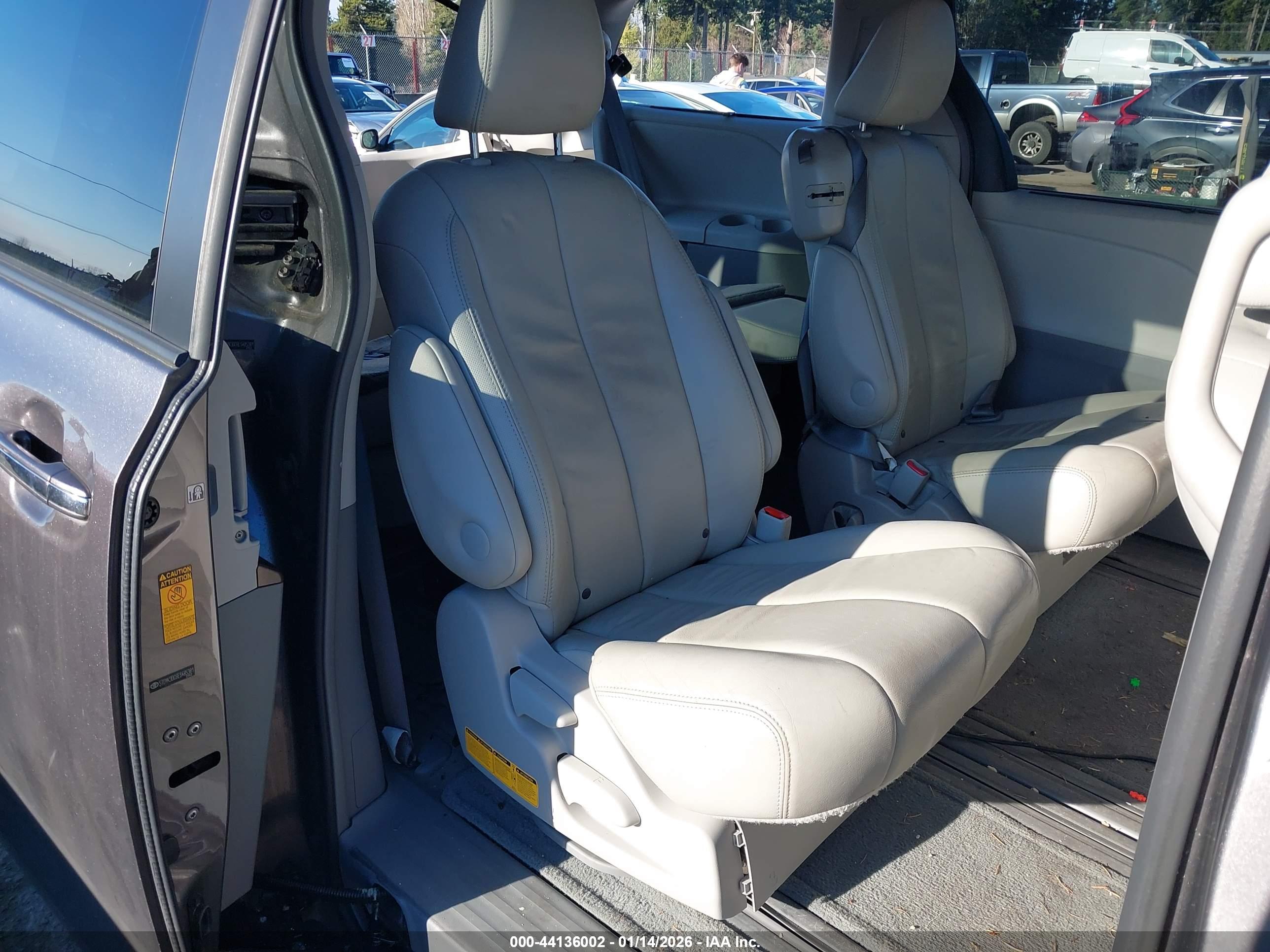 TOYOTA SIENNA image 8