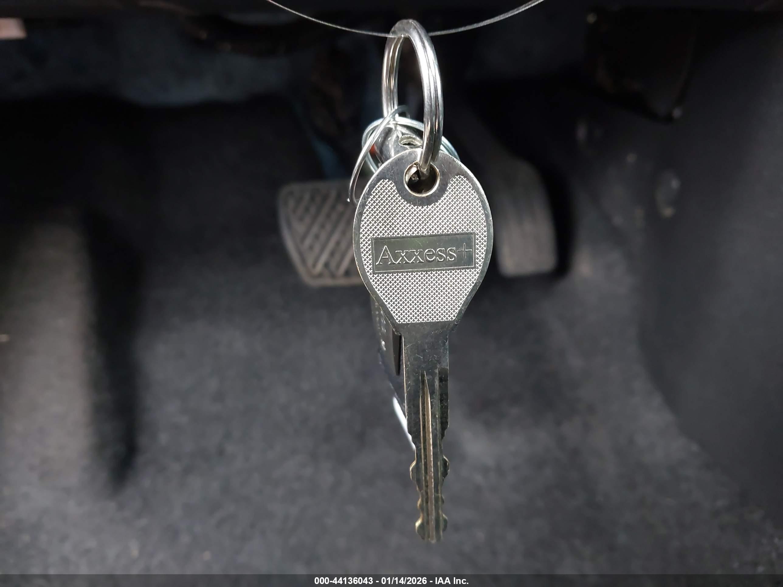 NISSAN VERSA image 11