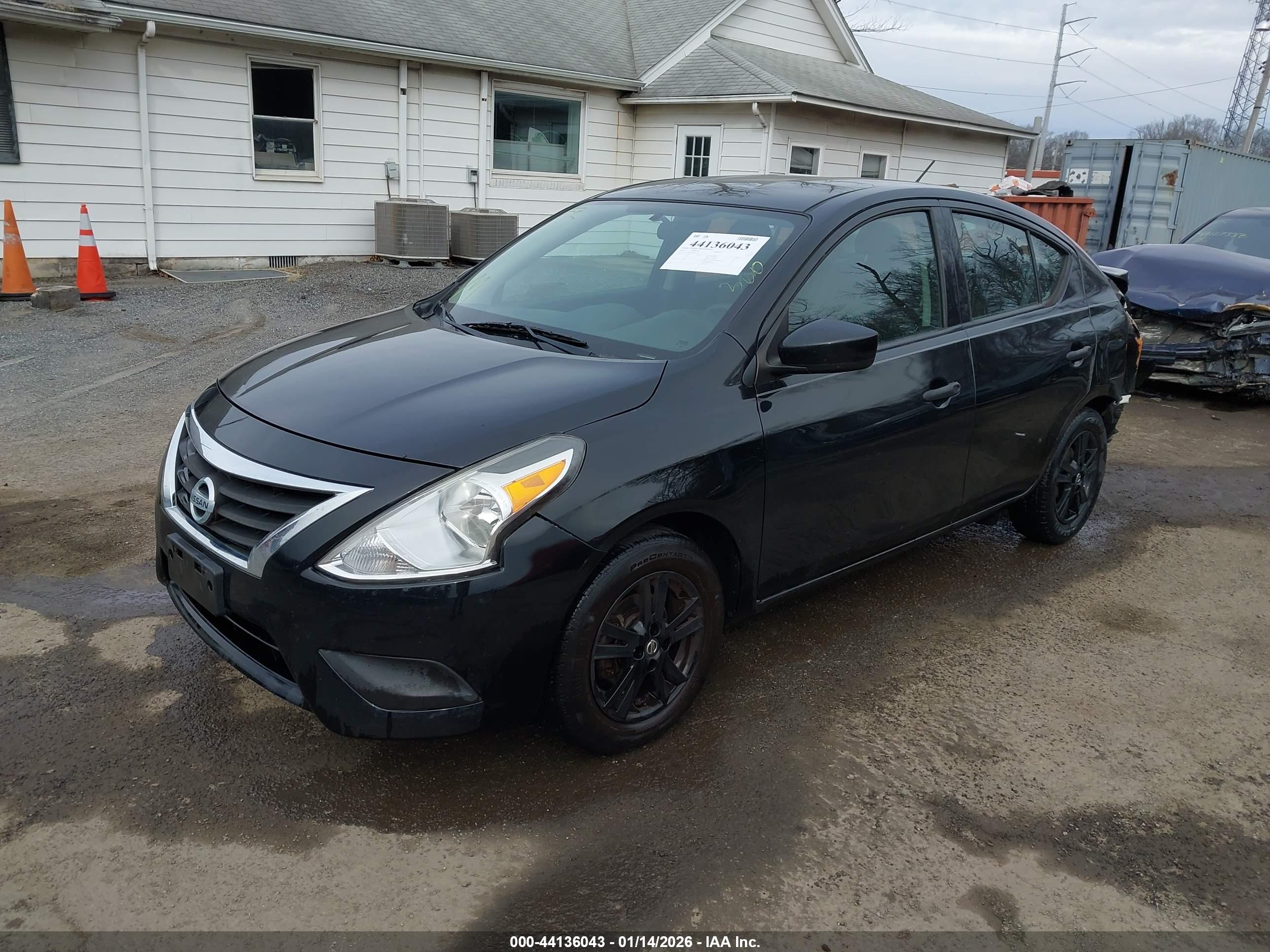 NISSAN VERSA image 2