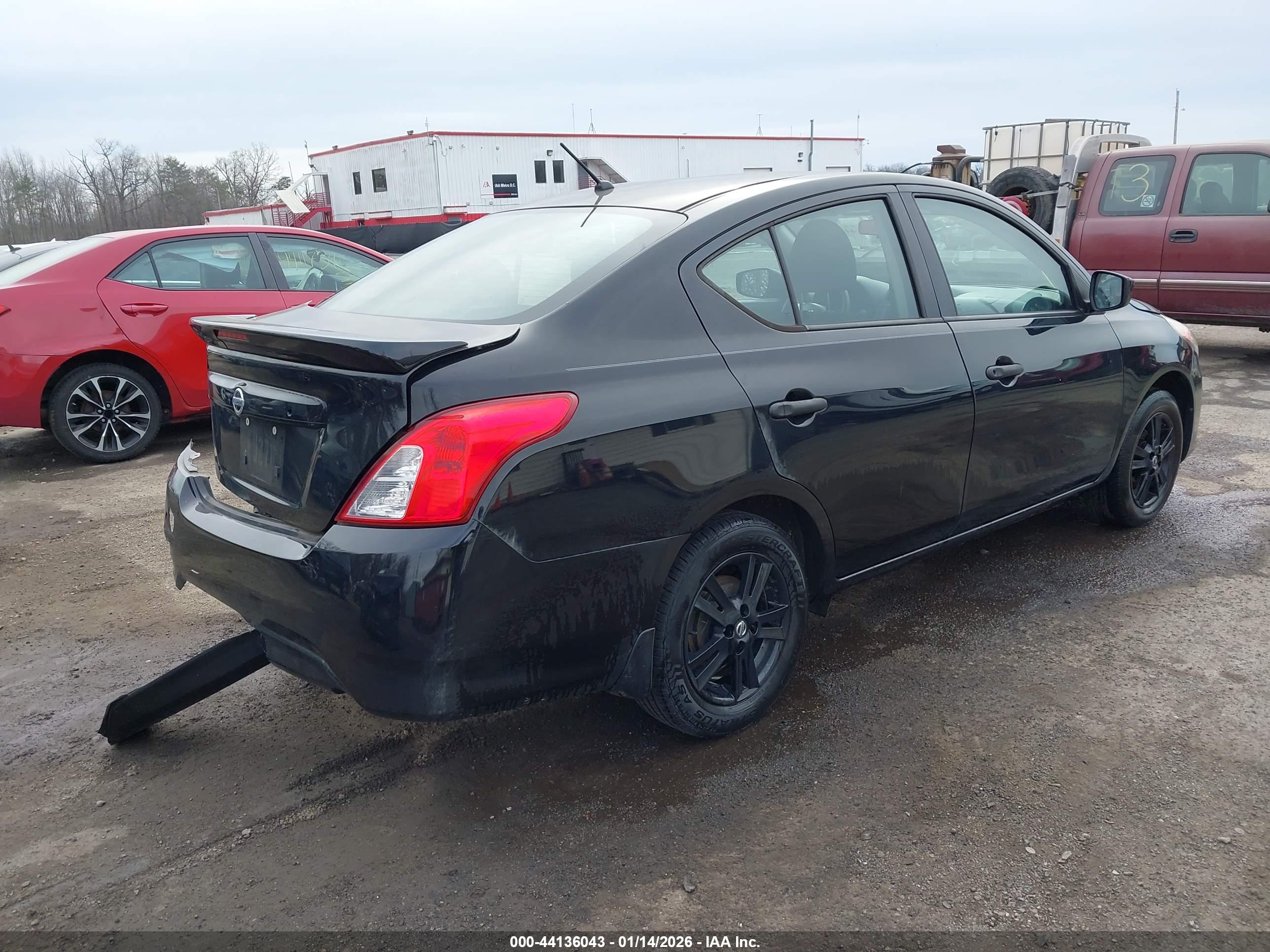 NISSAN VERSA image 4