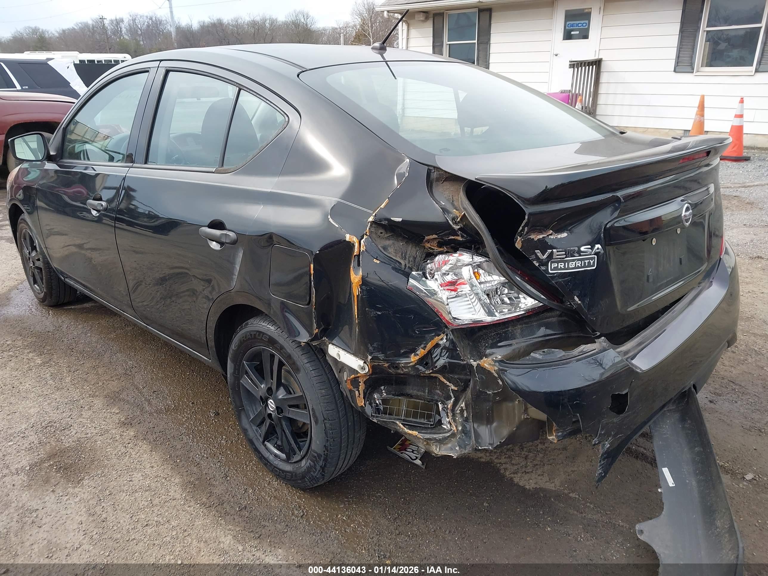NISSAN VERSA image 6