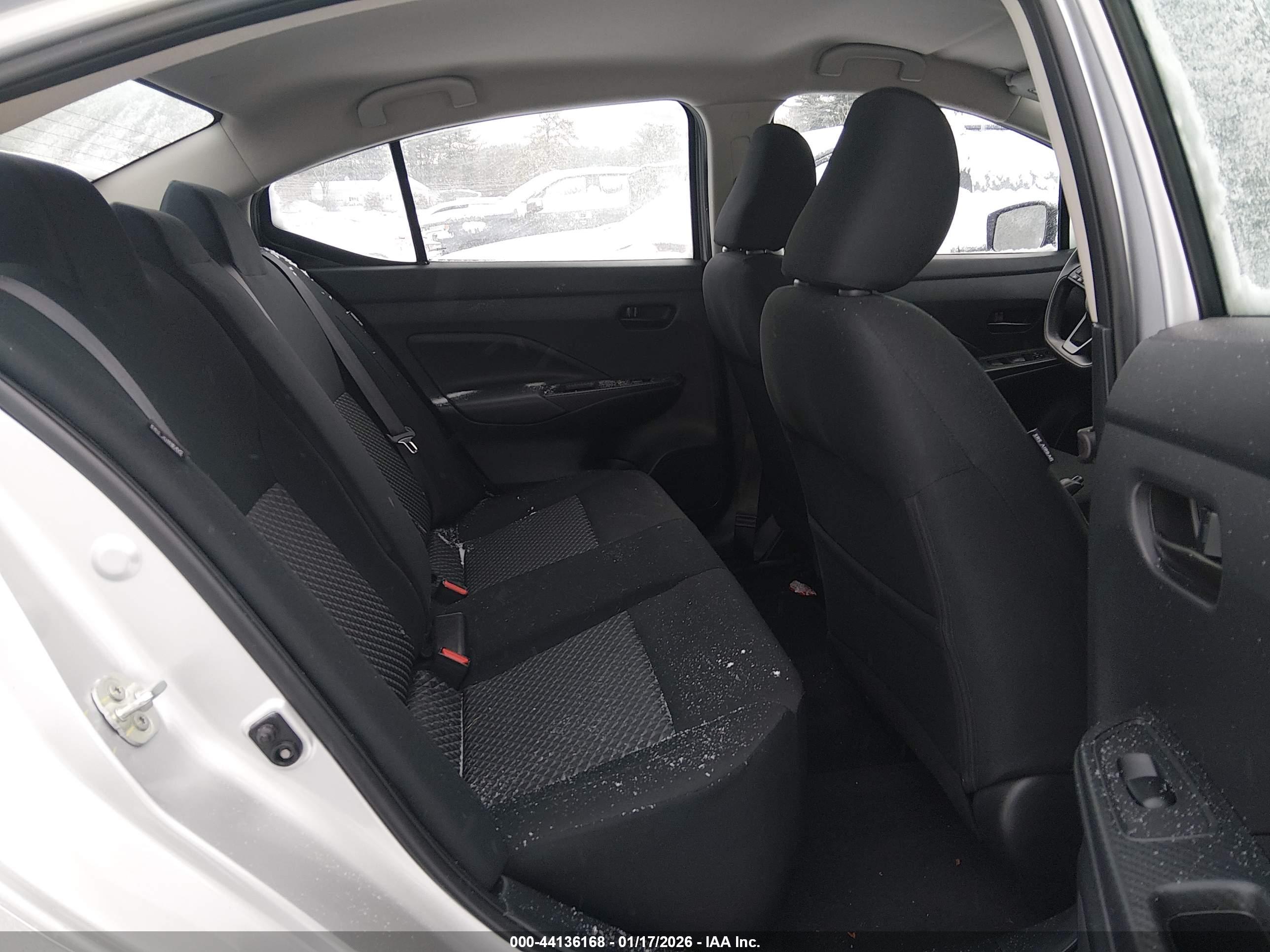 NISSAN VERSA image 8
