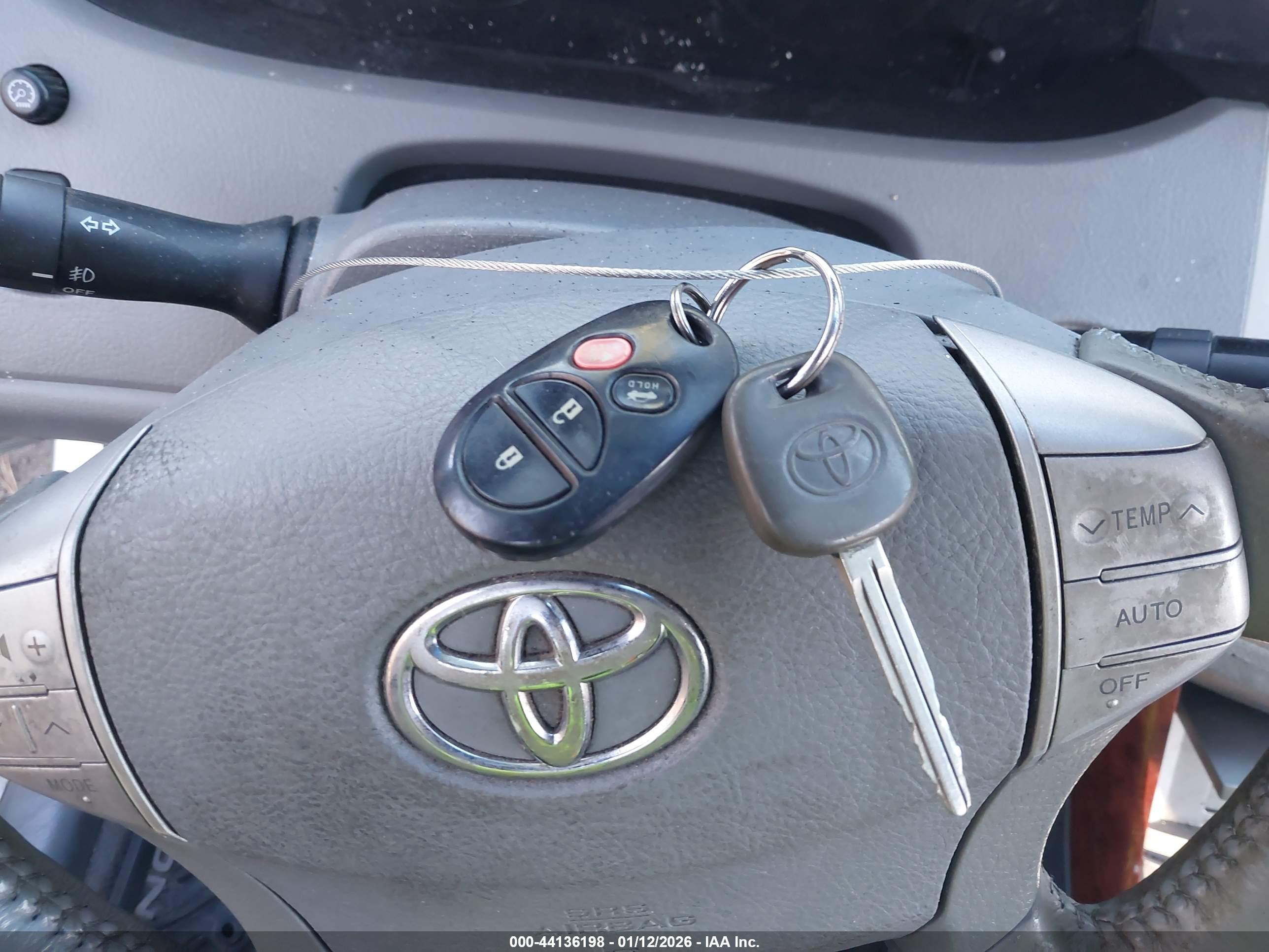 TOYOTA AVALON image 11