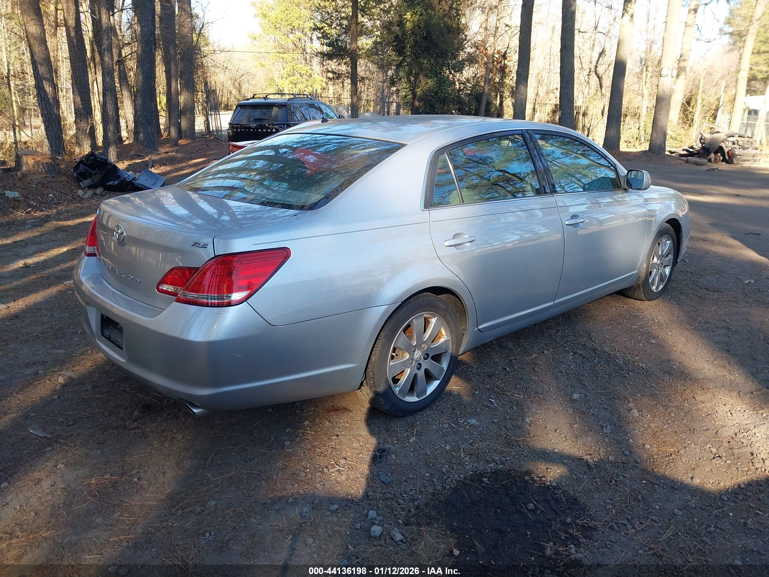 TOYOTA AVALON image 4