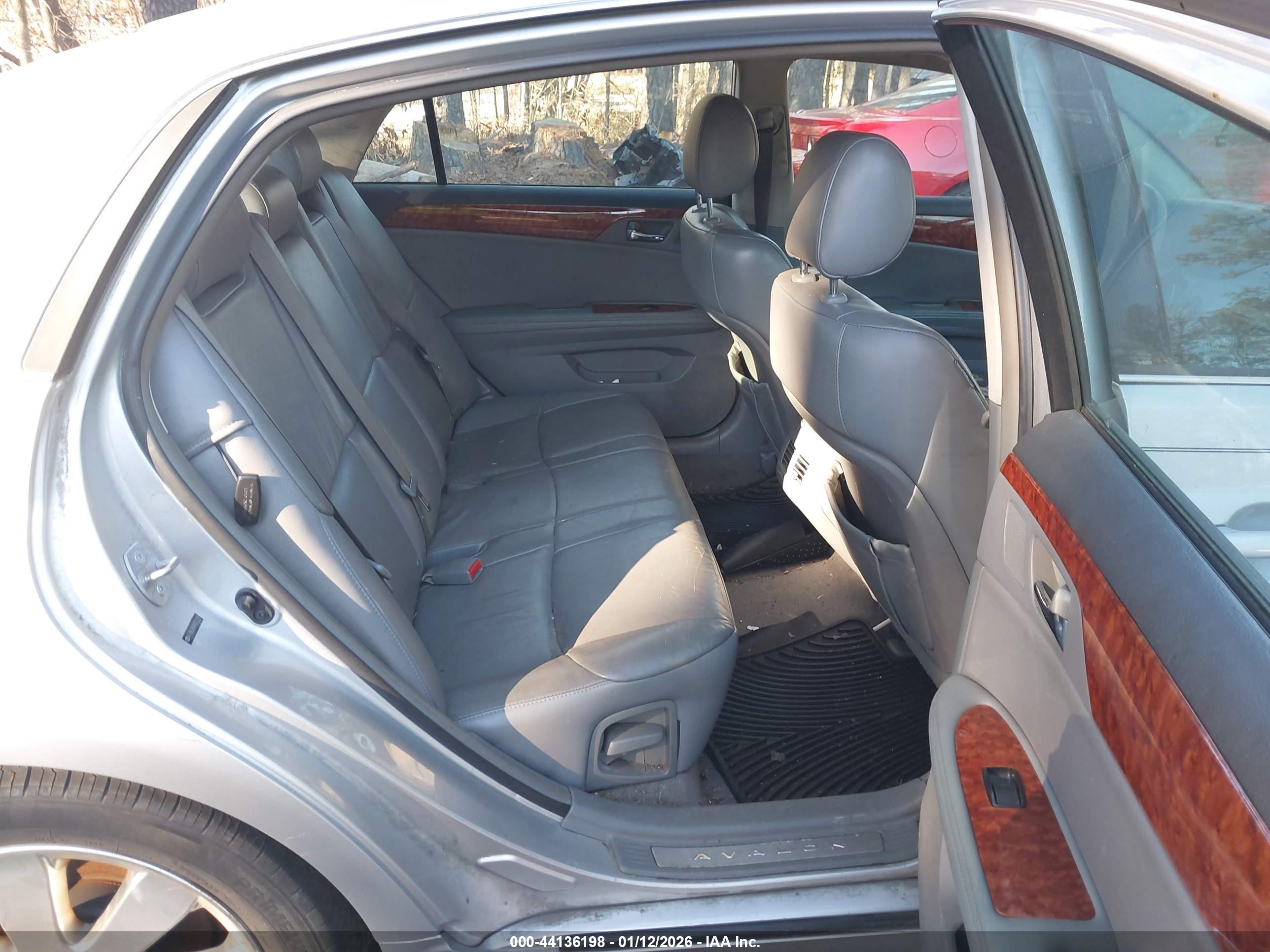 TOYOTA AVALON image 8